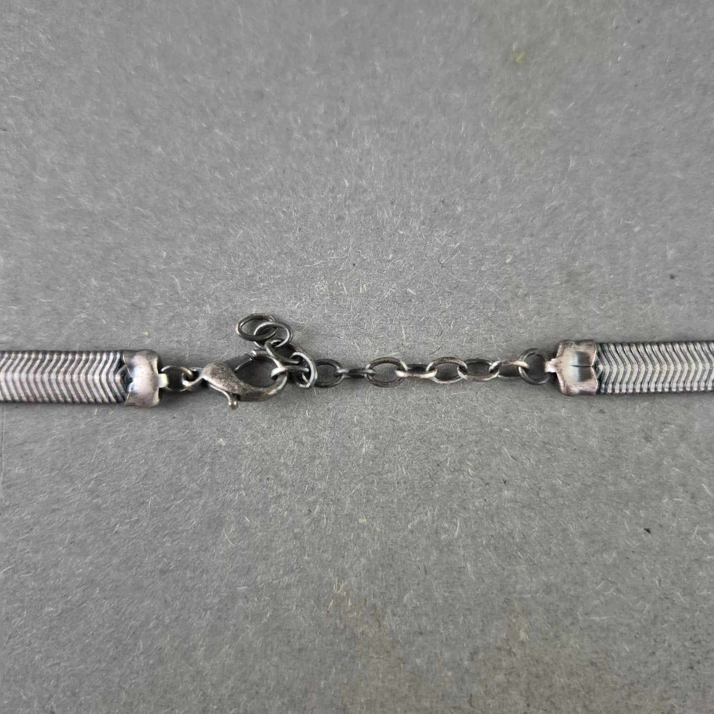 Vintage Halskette mit Silberdesign & dunkler Perle – Elegant & kunstvoll