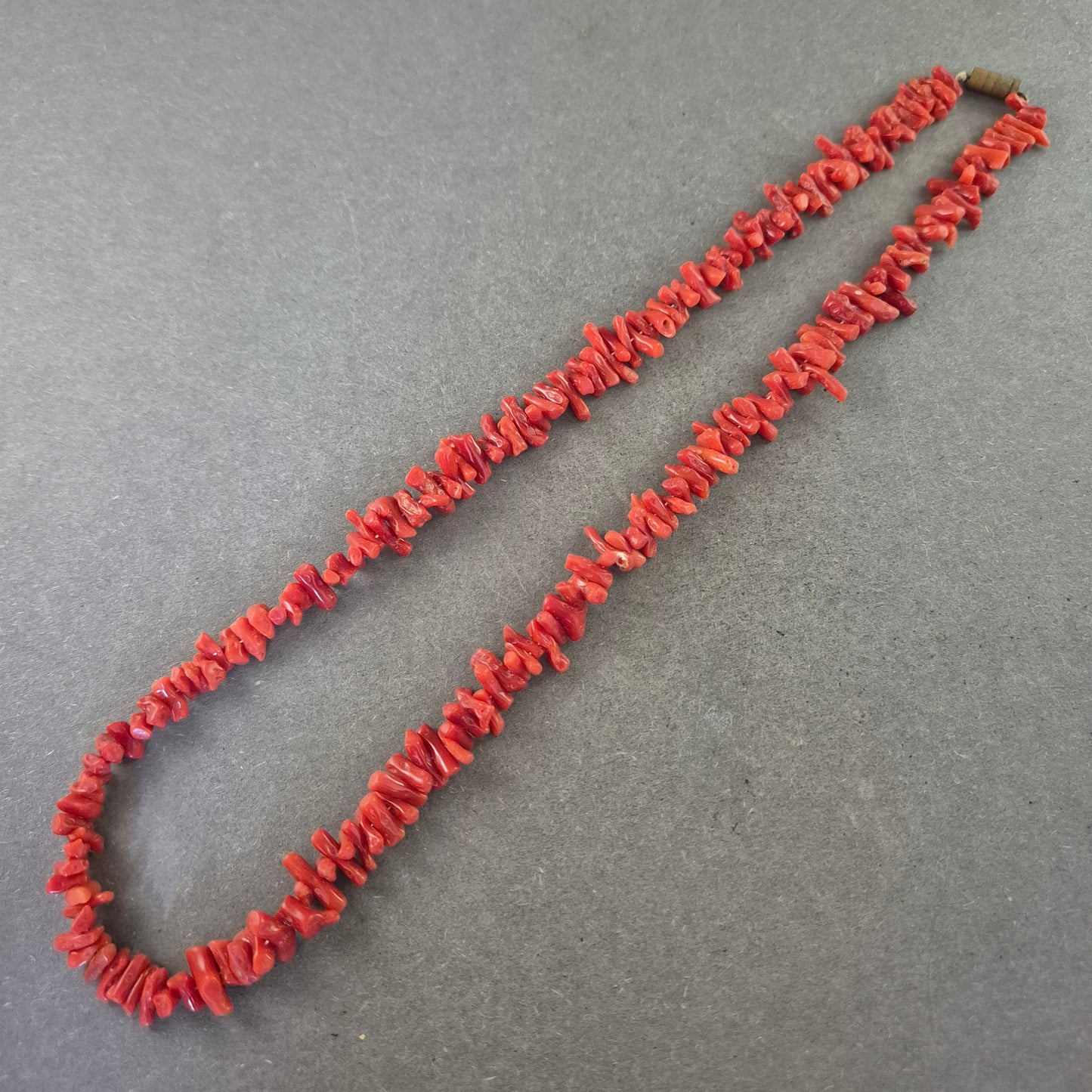 Klassische Kette aus roten Korallenchips – Natur pur in kräftigem Rot