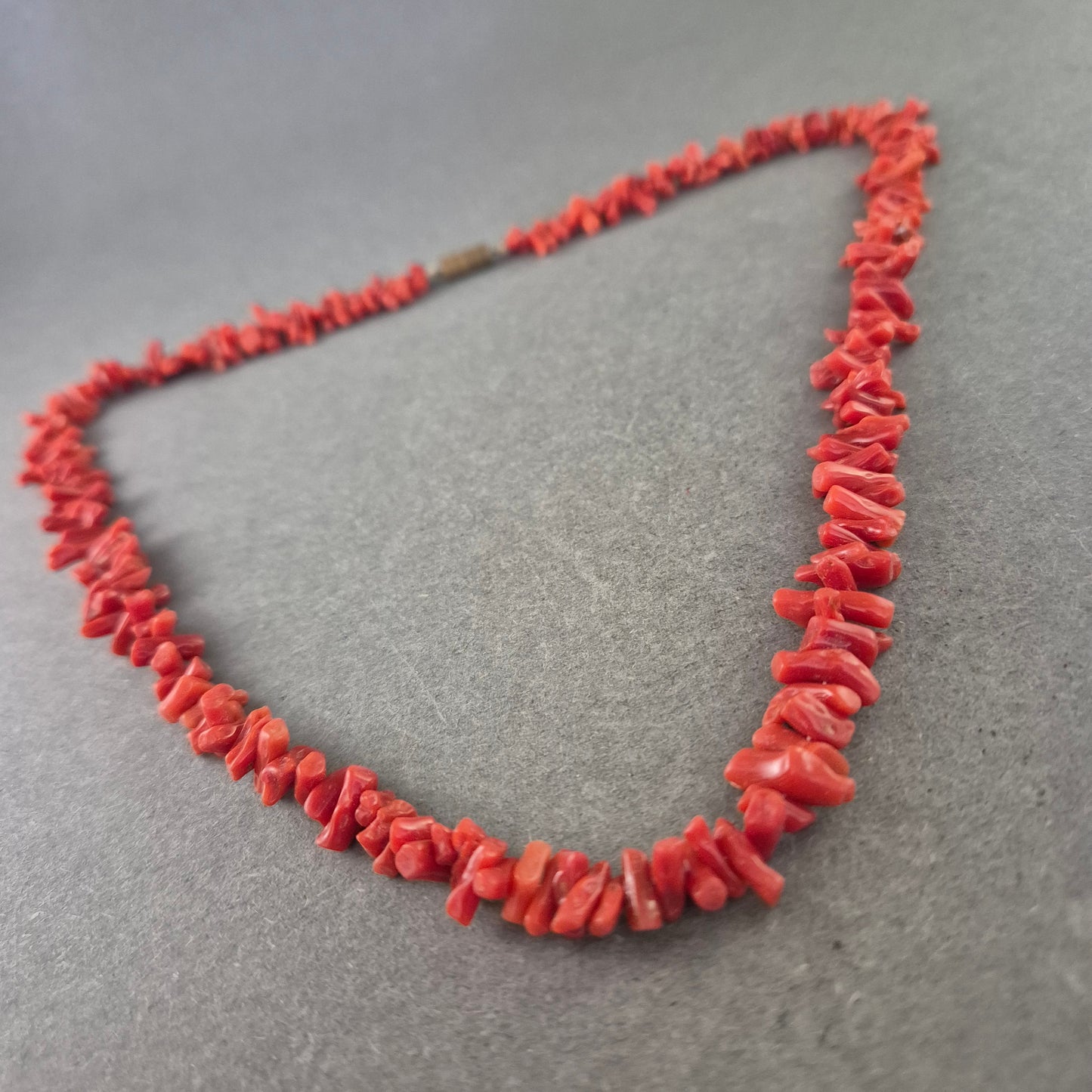 Klassische Kette aus roten Korallenchips – Natur pur in kräftigem Rot