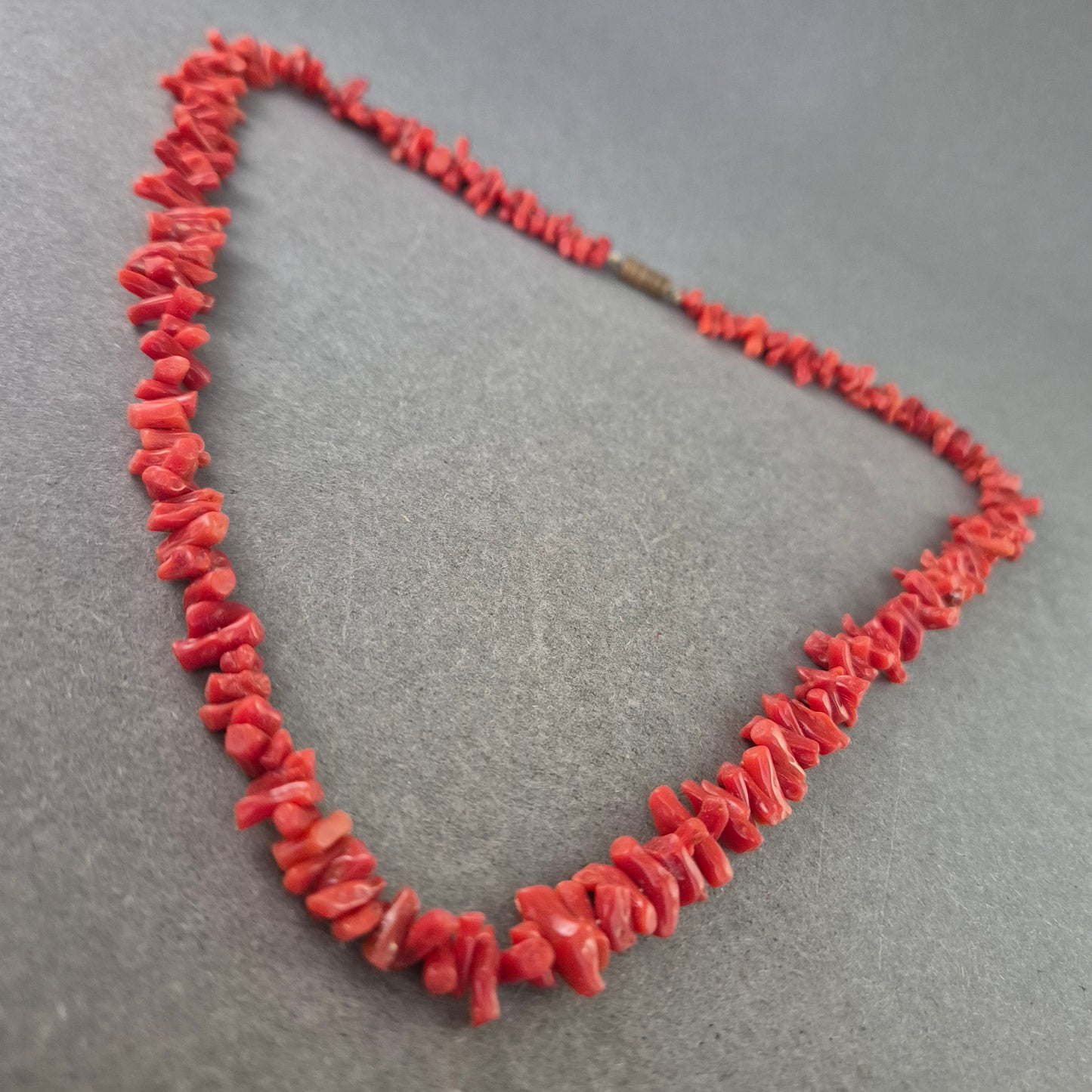 Klassische Kette aus roten Korallenchips – Natur pur in kräftigem Rot