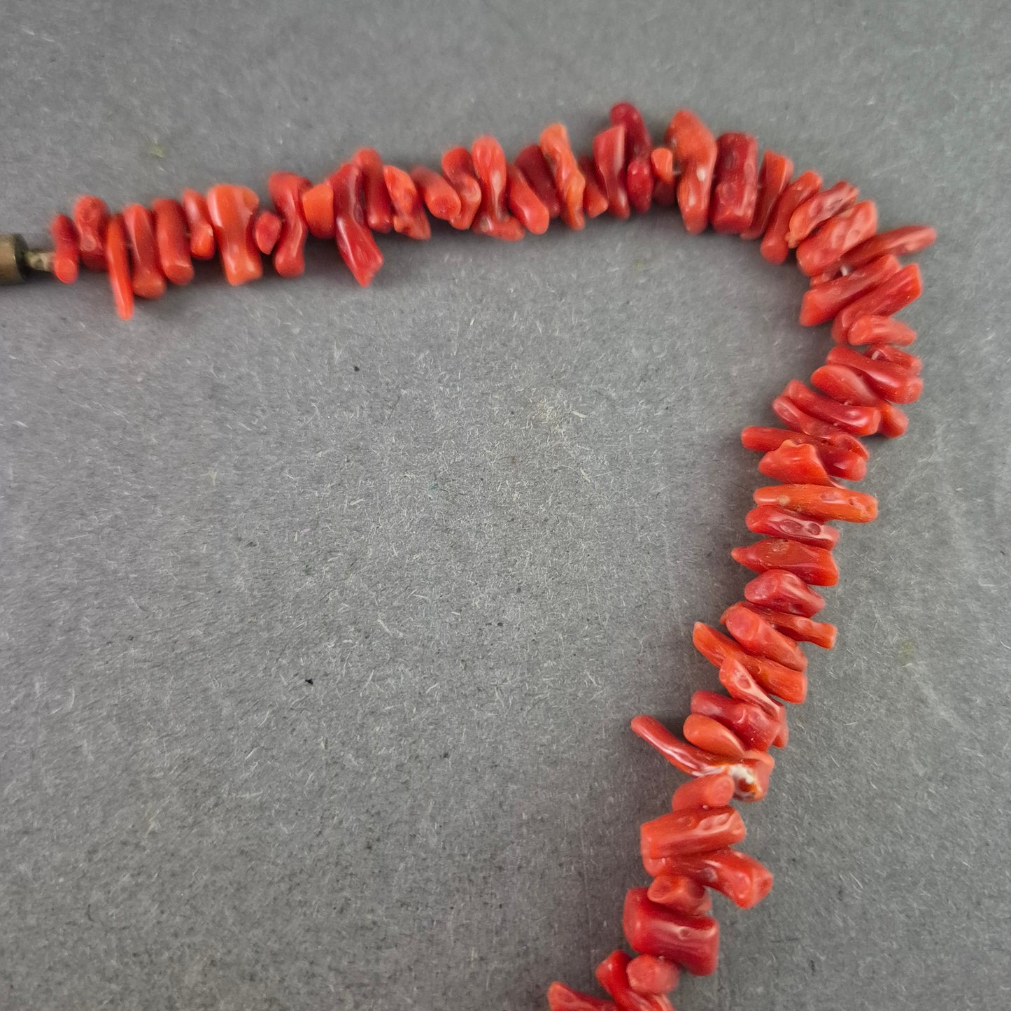 Klassische Kette aus roten Korallenchips – Natur pur in kräftigem Rot