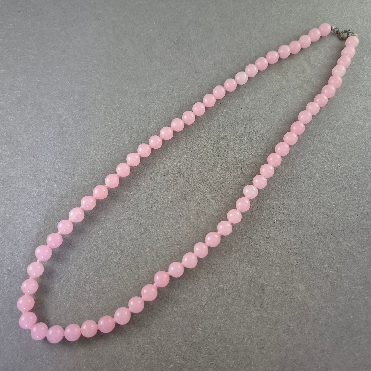 Zarte Halskette mit rosa Perlen – Femininer Look in Pastell