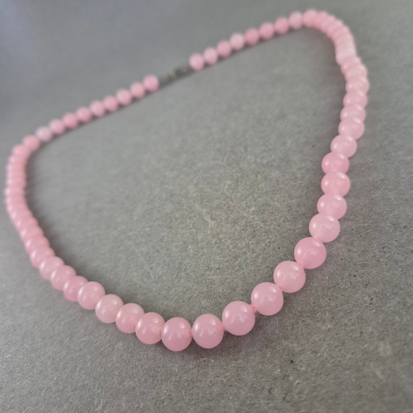 Zarte Halskette mit rosa Perlen – Femininer Look in Pastell