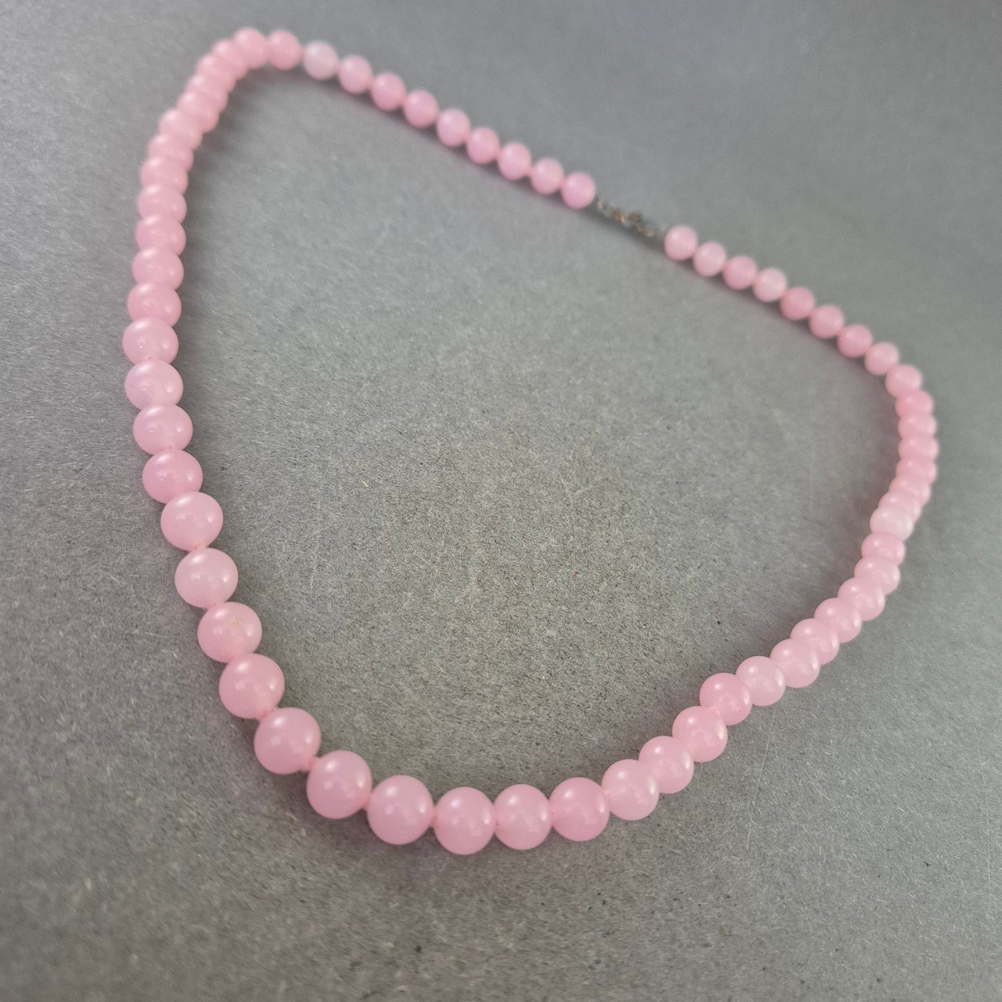 Zarte Halskette mit rosa Perlen – Femininer Look in Pastell