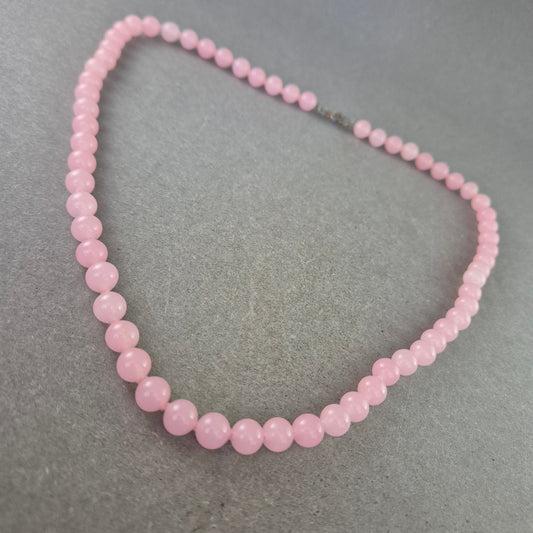 Zarte Halskette mit rosa Perlen – Femininer Look in Pastell