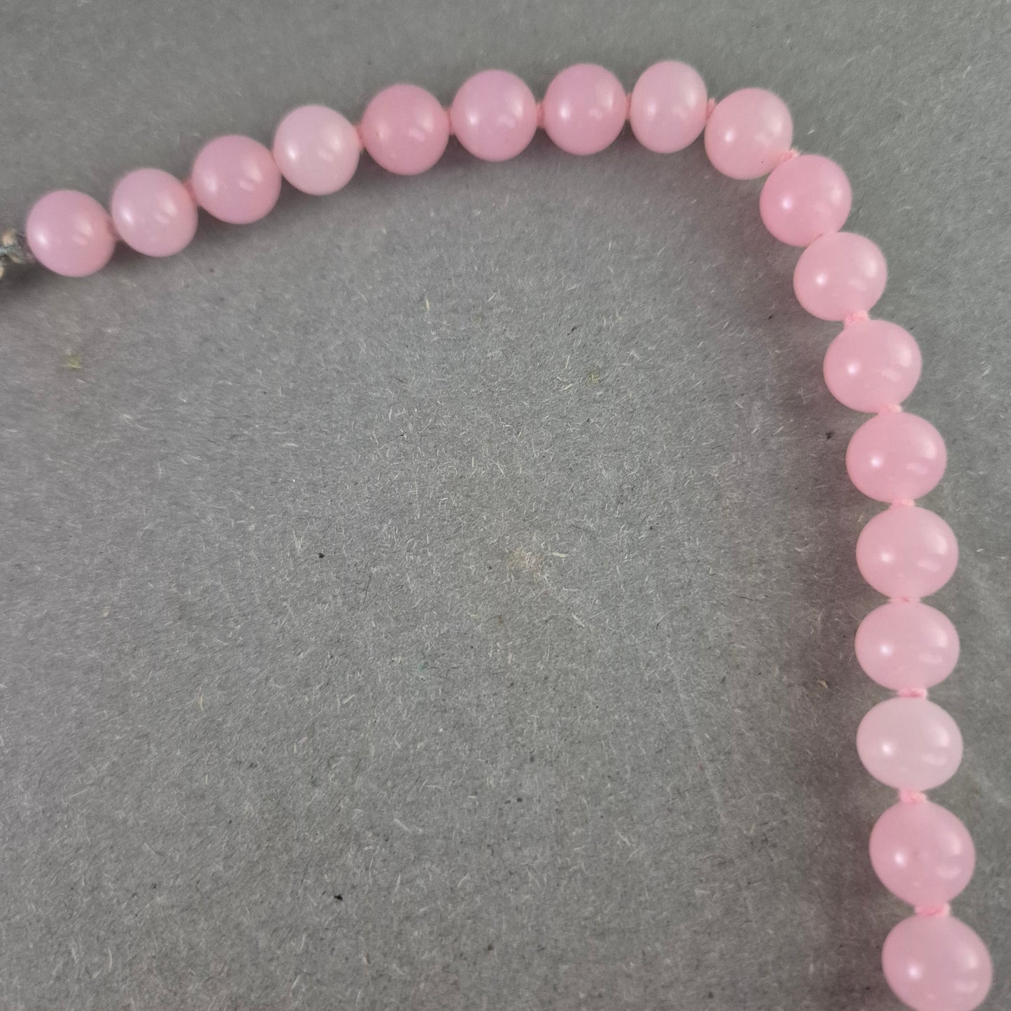 Zarte Halskette mit rosa Perlen – Femininer Look in Pastell