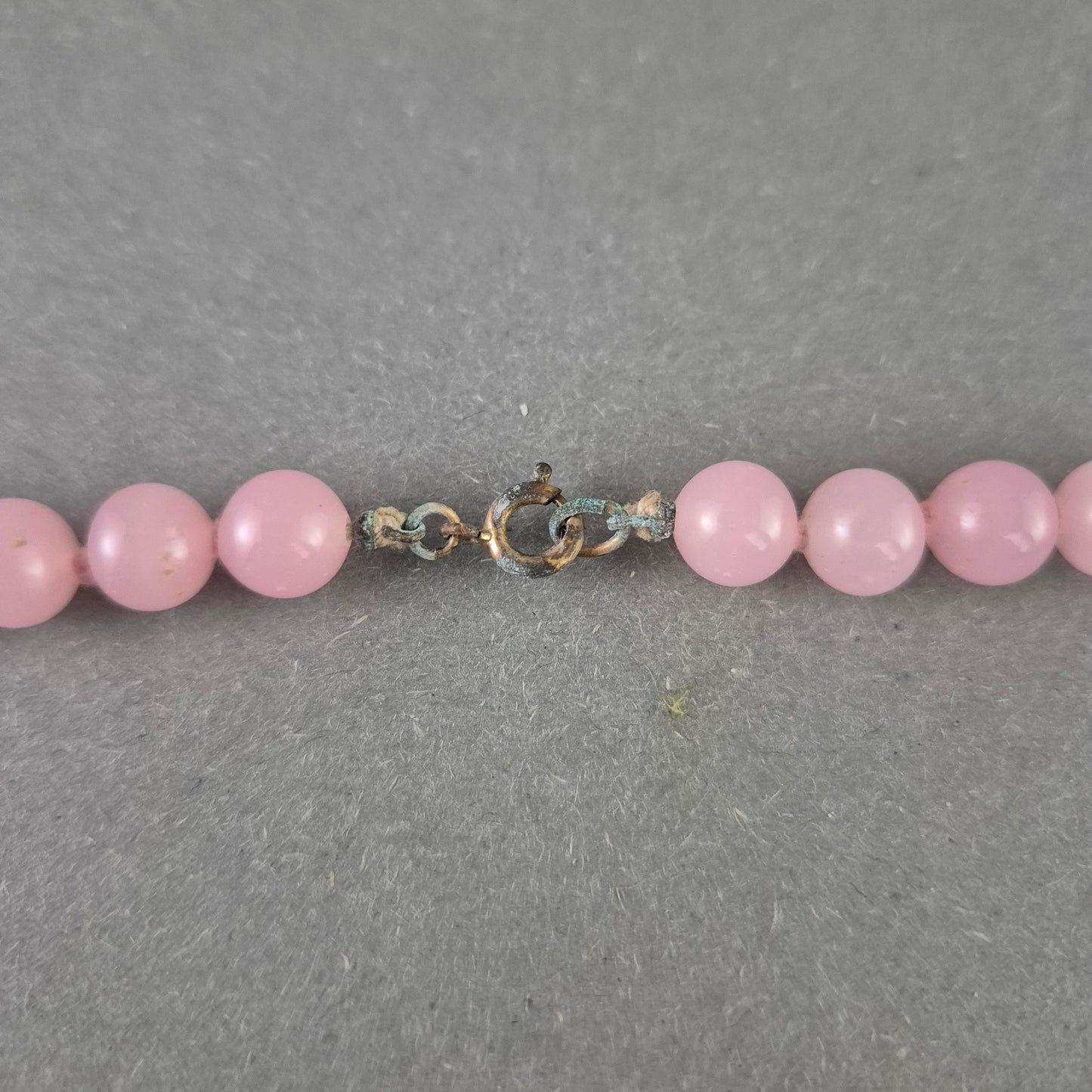 Zarte Halskette mit rosa Perlen – Femininer Look in Pastell