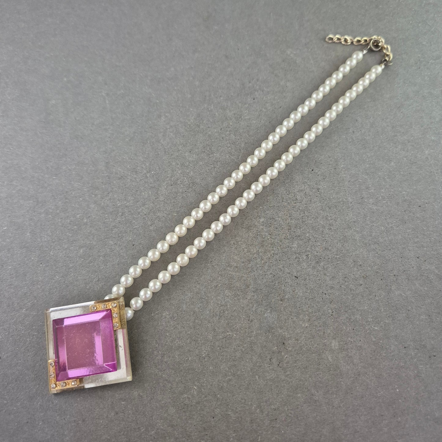 Perlen Halskette mit großem Anhänger – Eleganz trifft Moderne