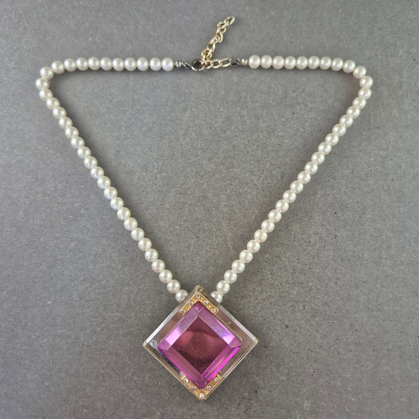 Perlen Halskette mit großem Anhänger – Eleganz trifft Moderne