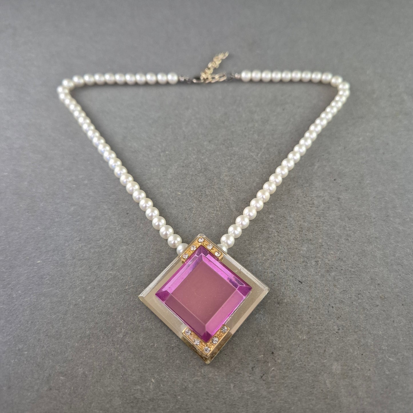 Perlen Halskette mit großem Anhänger – Eleganz trifft Moderne