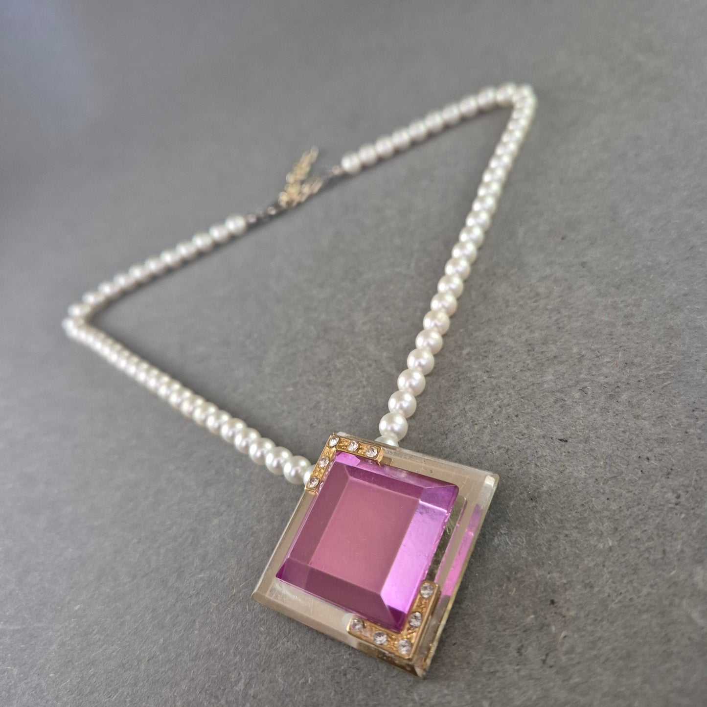 Perlen Halskette mit großem Anhänger – Eleganz trifft Moderne