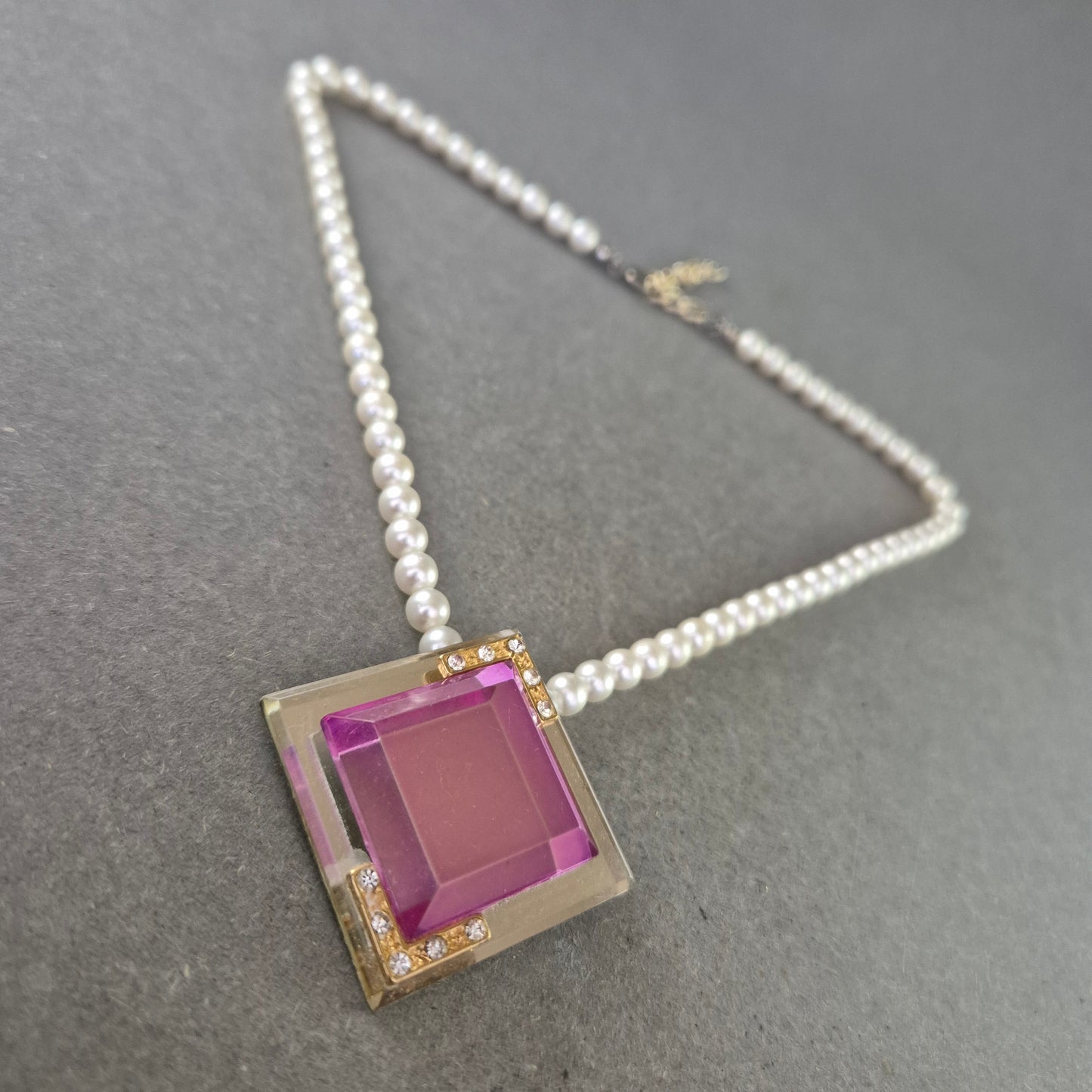 Perlen Halskette mit großem Anhänger – Eleganz trifft Moderne