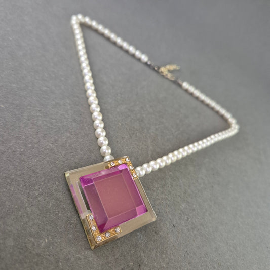 Perlen Halskette mit großem Anhänger – Eleganz trifft Moderne