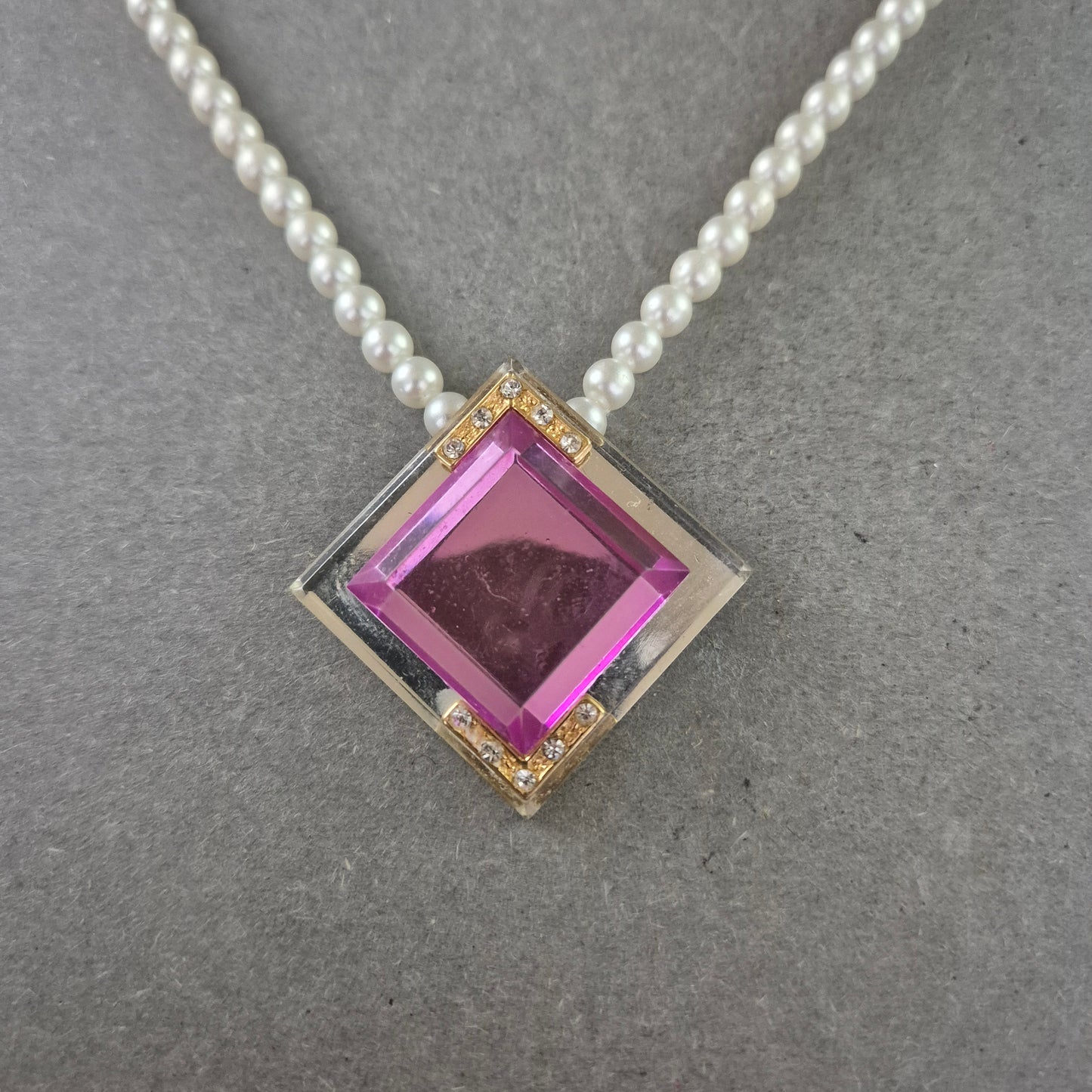 Perlen Halskette mit großem Anhänger – Eleganz trifft Moderne