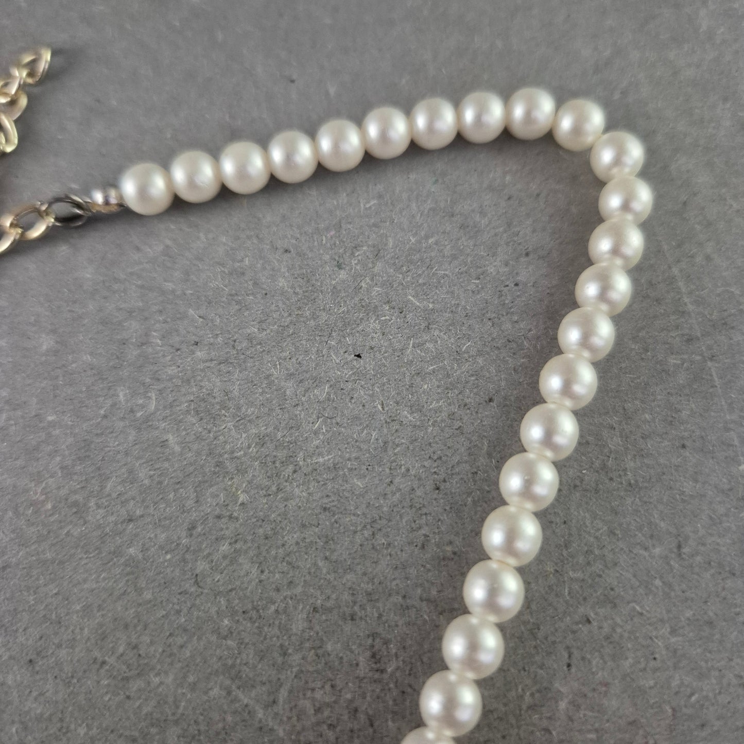 Perlen Halskette mit großem Anhänger – Eleganz trifft Moderne