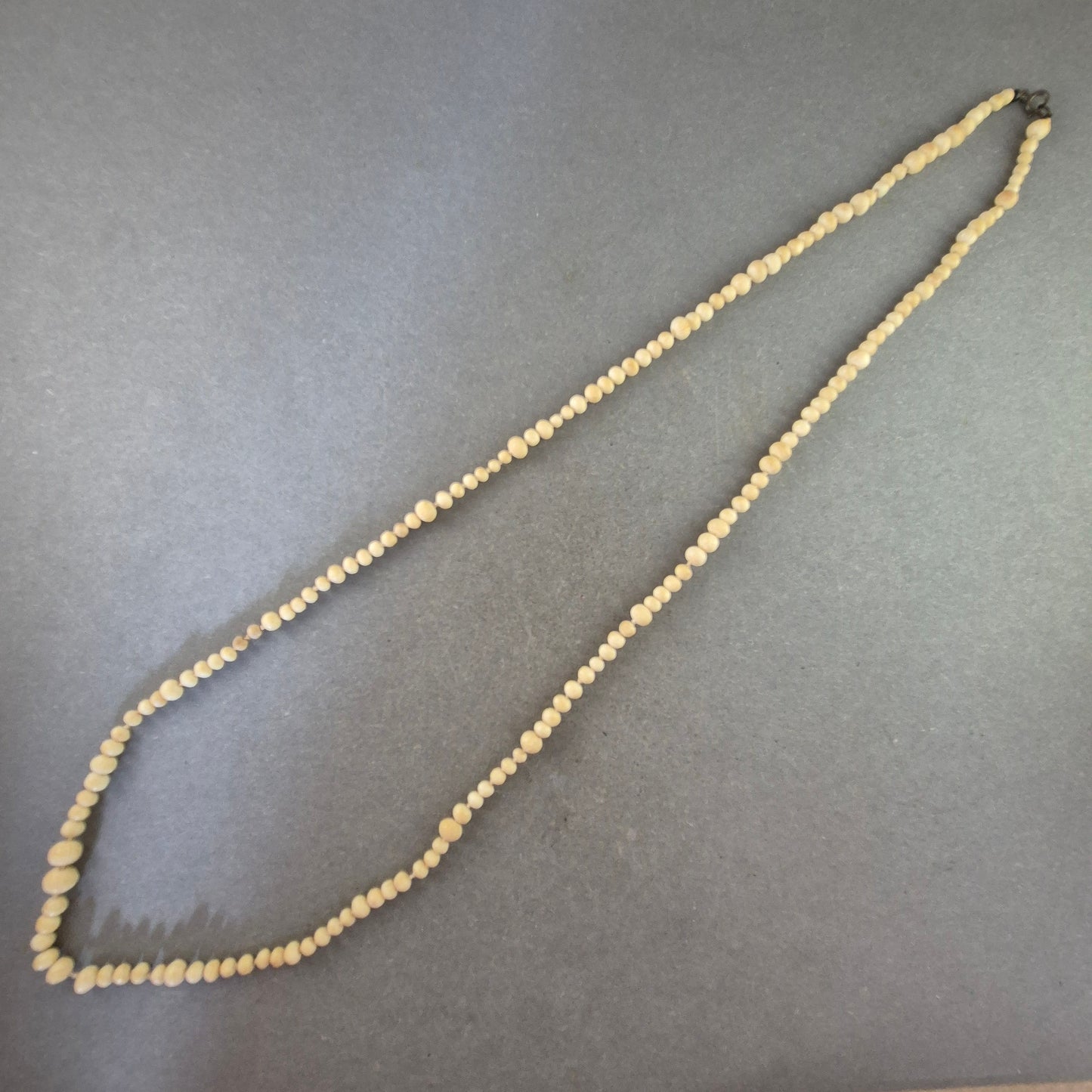 Natürliche Holzperlen Halskette – Schlichte Eleganz in Beige