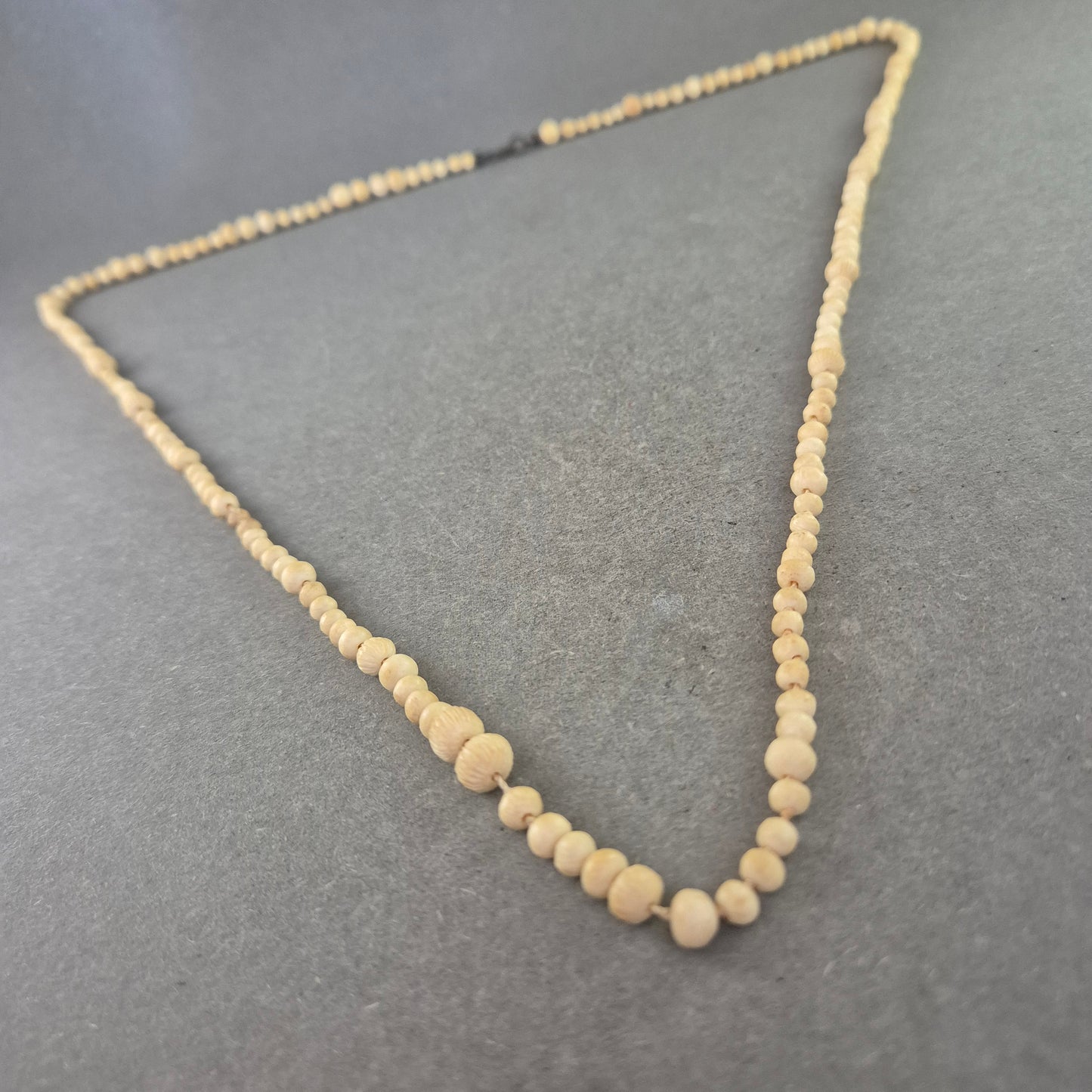 Natürliche Holzperlen Halskette – Schlichte Eleganz in Beige