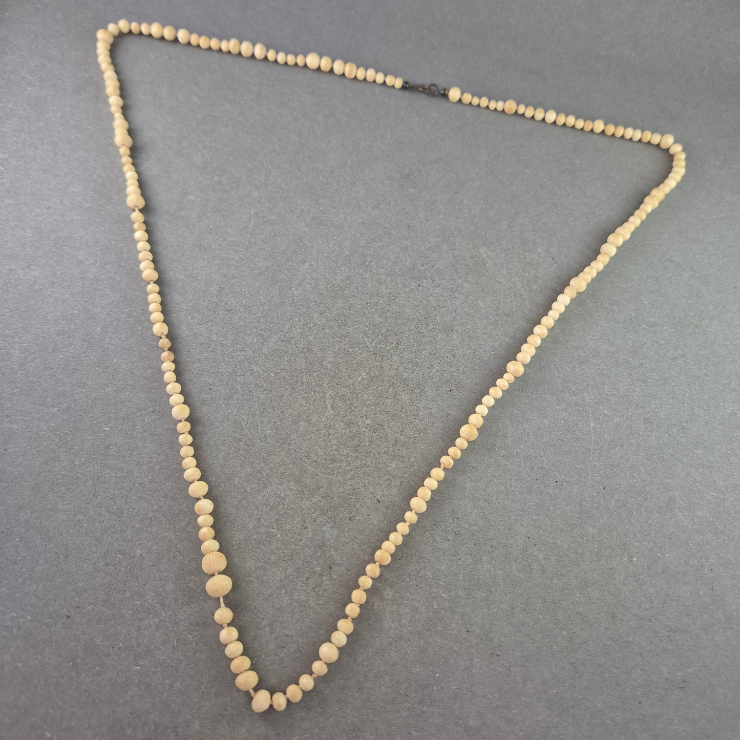 Natürliche Holzperlen Halskette – Schlichte Eleganz in Beige