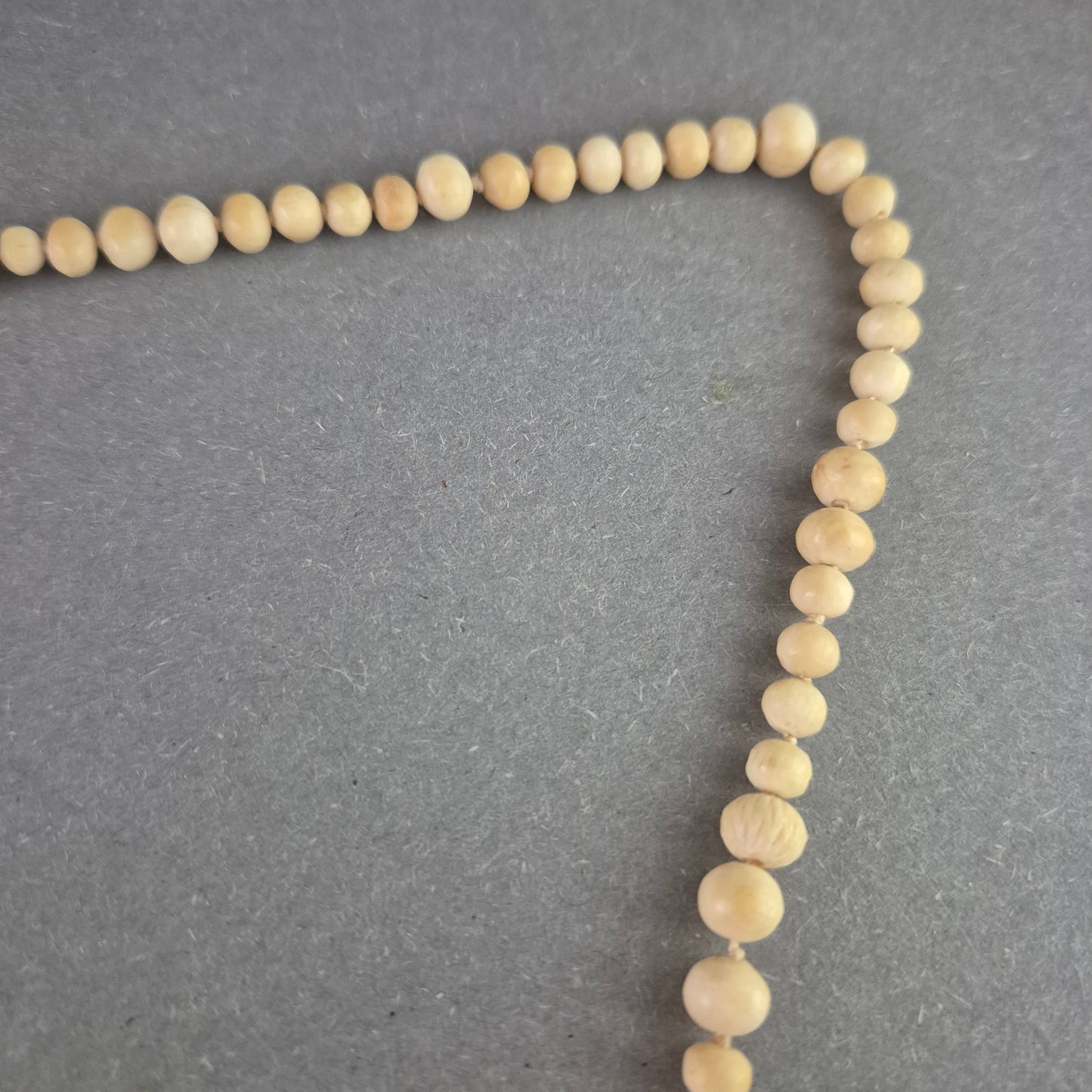 Natürliche Holzperlen Halskette – Schlichte Eleganz in Beige