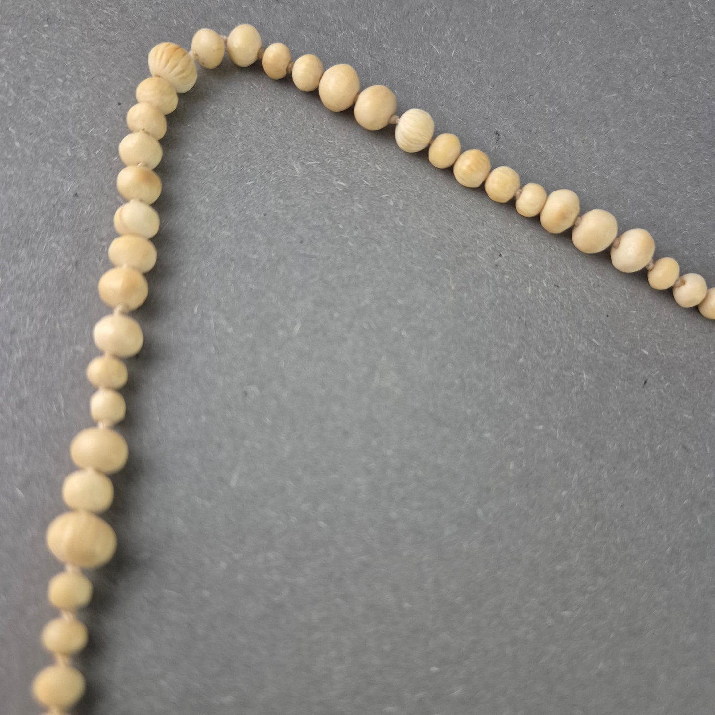 Natürliche Holzperlen Halskette – Schlichte Eleganz in Beige