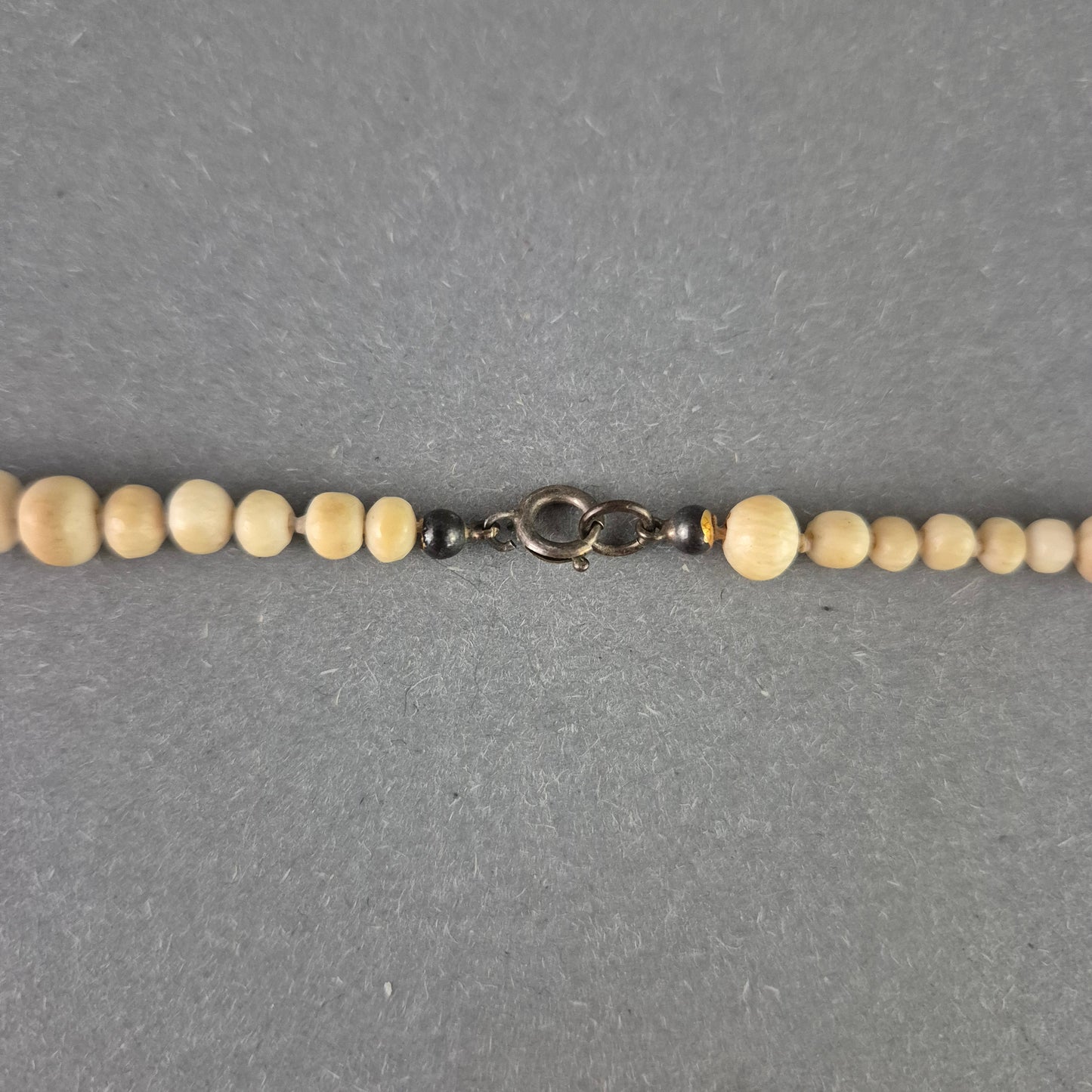 Natürliche Holzperlen Halskette – Schlichte Eleganz in Beige