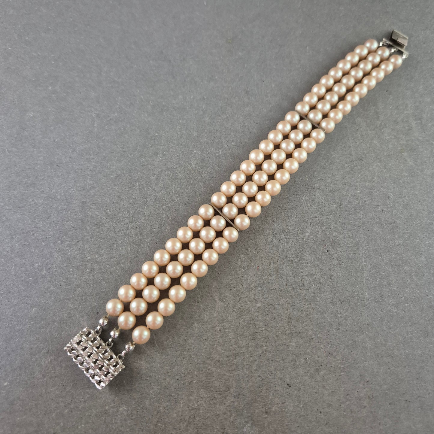 Klassisches Perlen Armband – Dreireihiger Vintage-Look mit Glanz