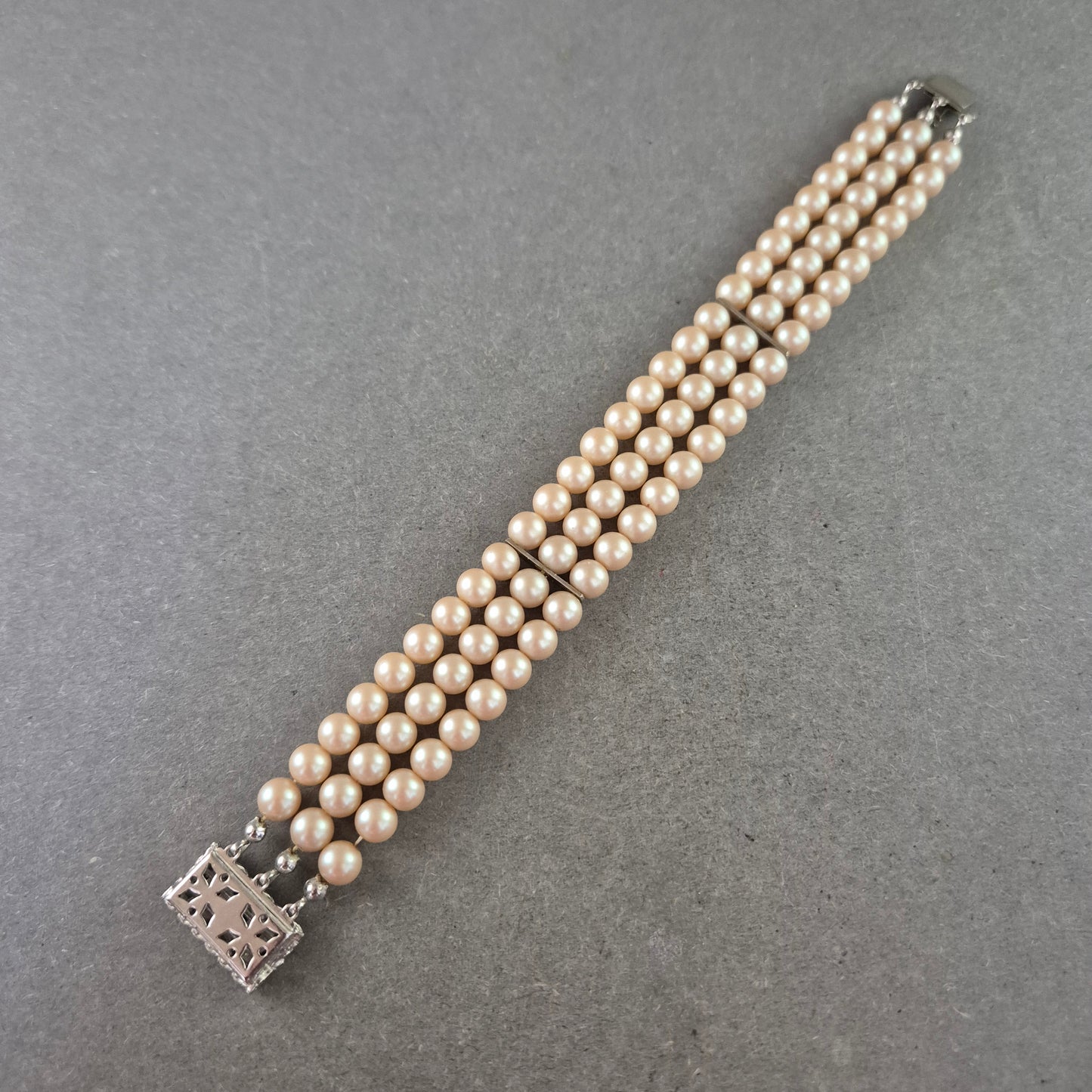 Klassisches Perlen Armband – Dreireihiger Vintage-Look mit Glanz