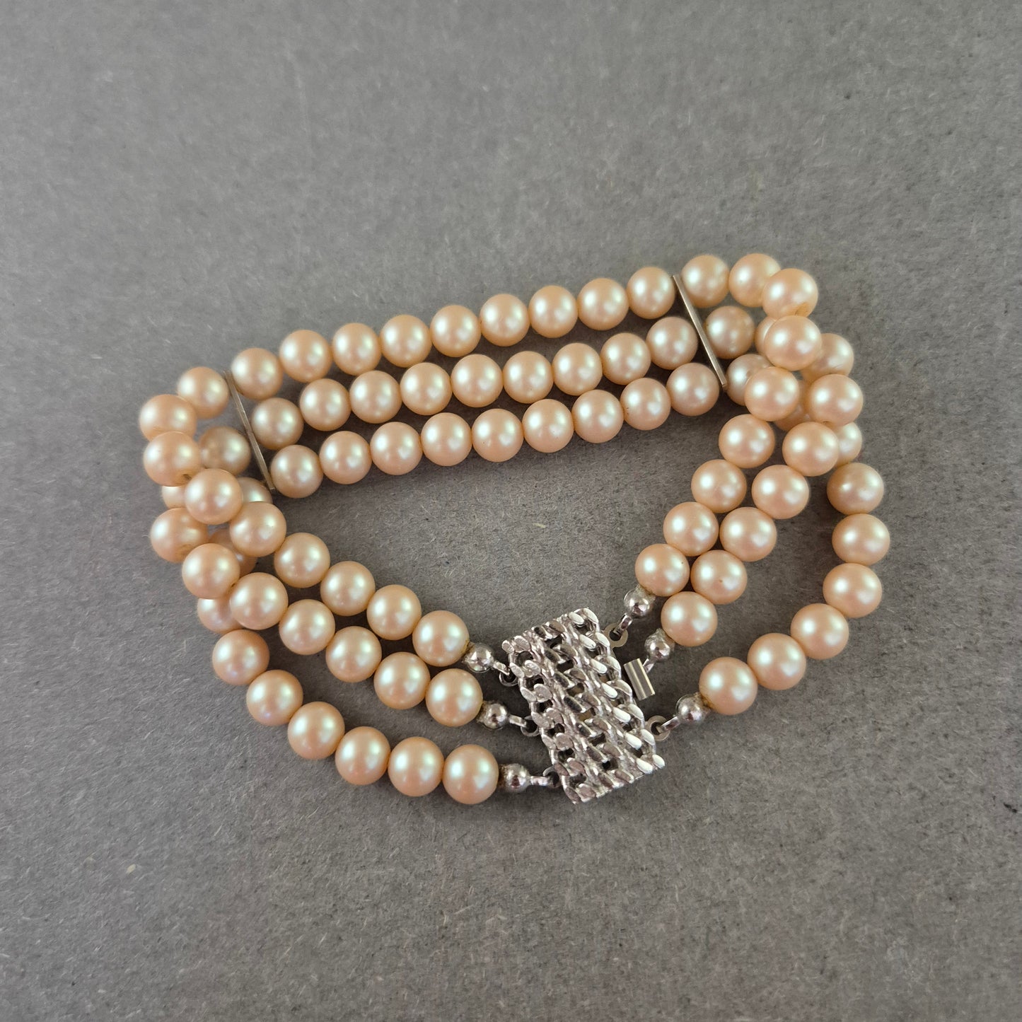 Klassisches Perlen Armband – Dreireihiger Vintage-Look mit Glanz