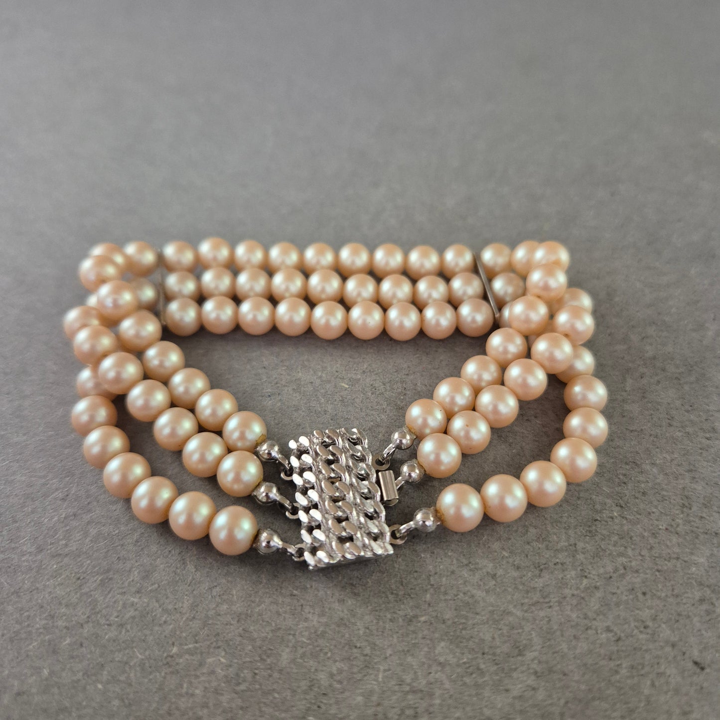 Klassisches Perlen Armband – Dreireihiger Vintage-Look mit Glanz