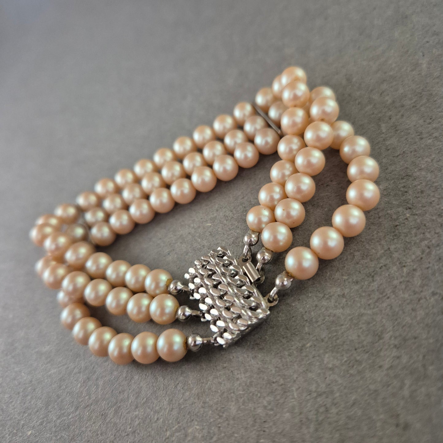 Klassisches Perlen Armband – Dreireihiger Vintage-Look mit Glanz