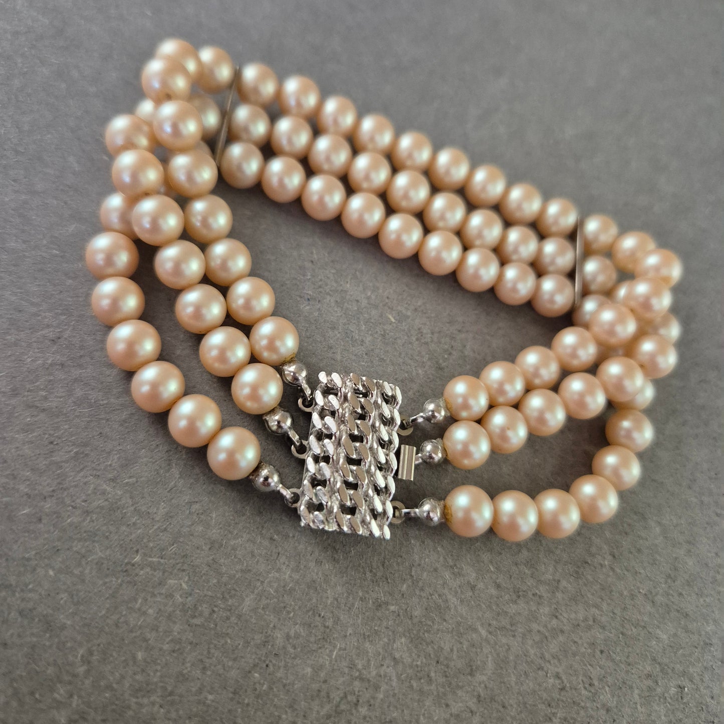 Klassisches Perlen Armband – Dreireihiger Vintage-Look mit Glanz