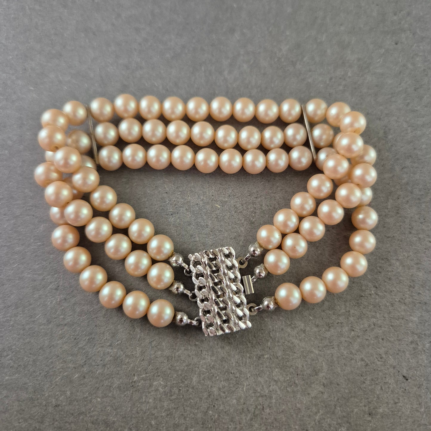 Klassisches Perlen Armband – Dreireihiger Vintage-Look mit Glanz
