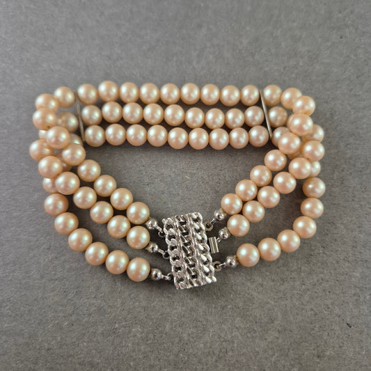 Klassisches Perlen Armband – Dreireihiger Vintage-Look mit Glanz