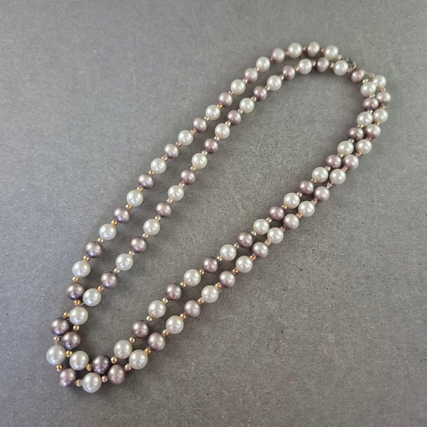 Zweifarbige Perlen Halskette – Klassisch mit modernem Twist