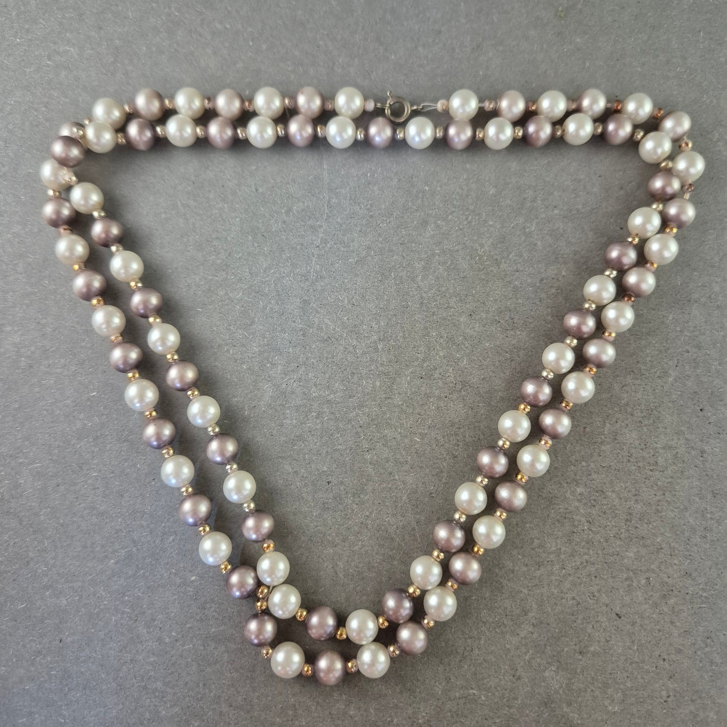 Zweifarbige Perlen Halskette – Klassisch mit modernem Twist
