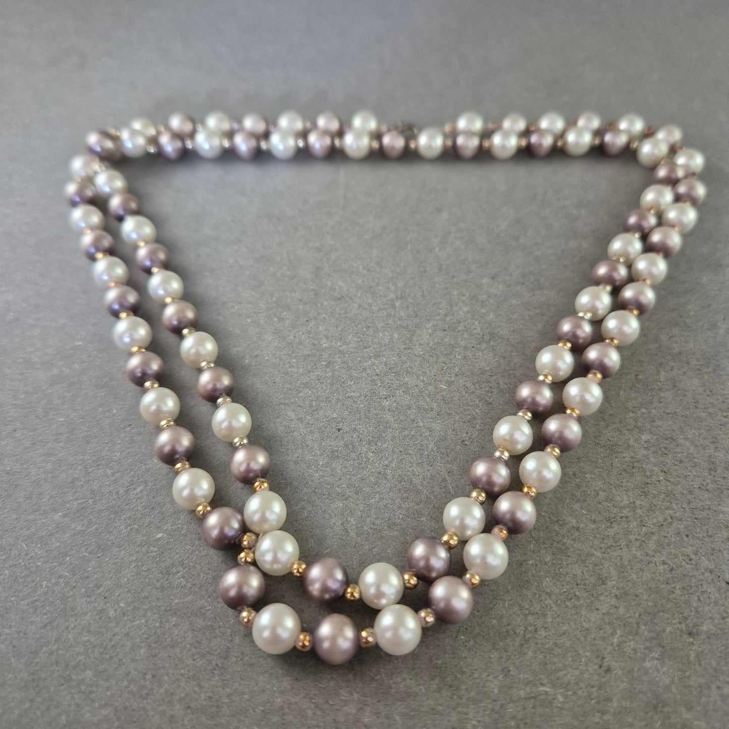 Zweifarbige Perlen Halskette – Klassisch mit modernem Twist