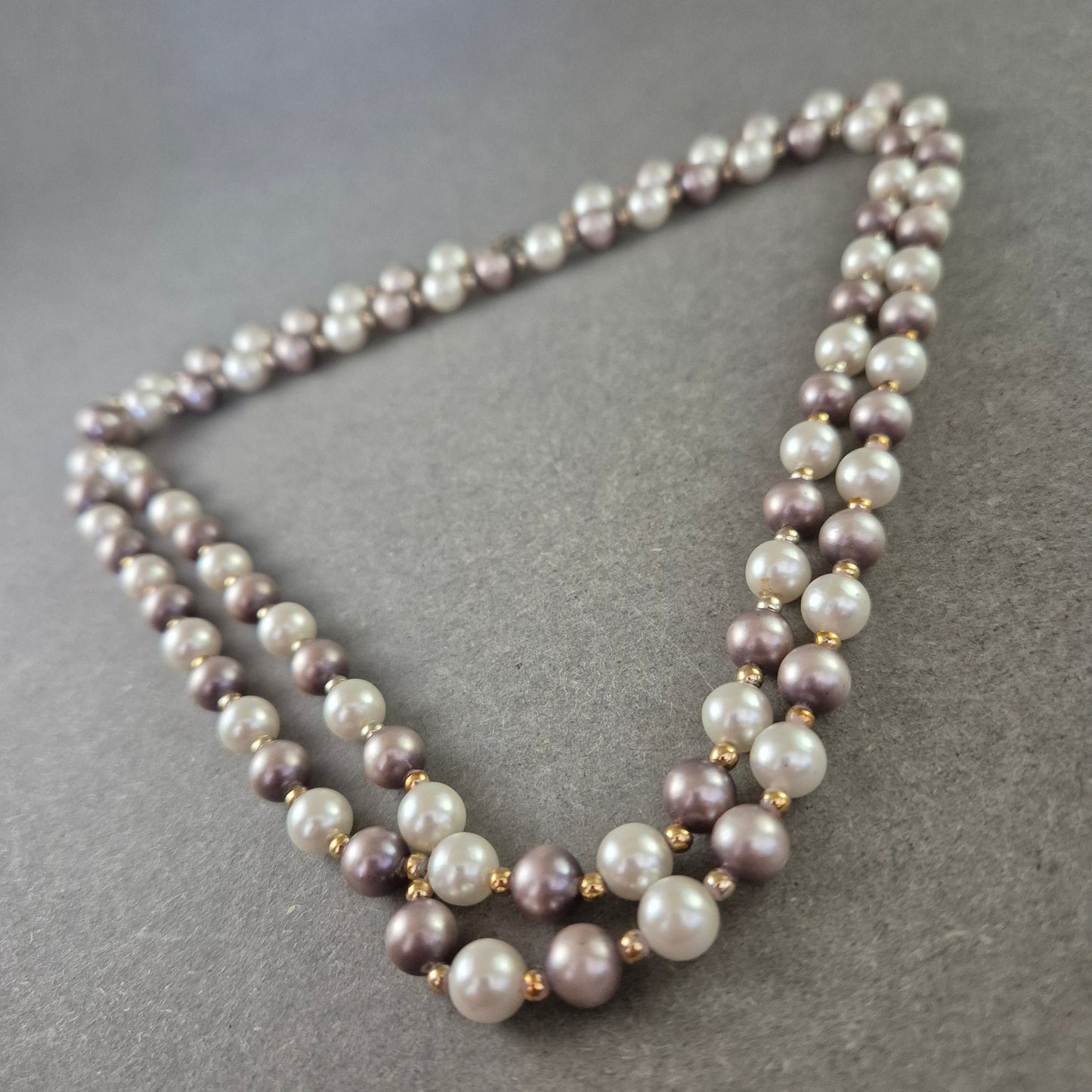 Zweifarbige Perlen Halskette – Klassisch mit modernem Twist