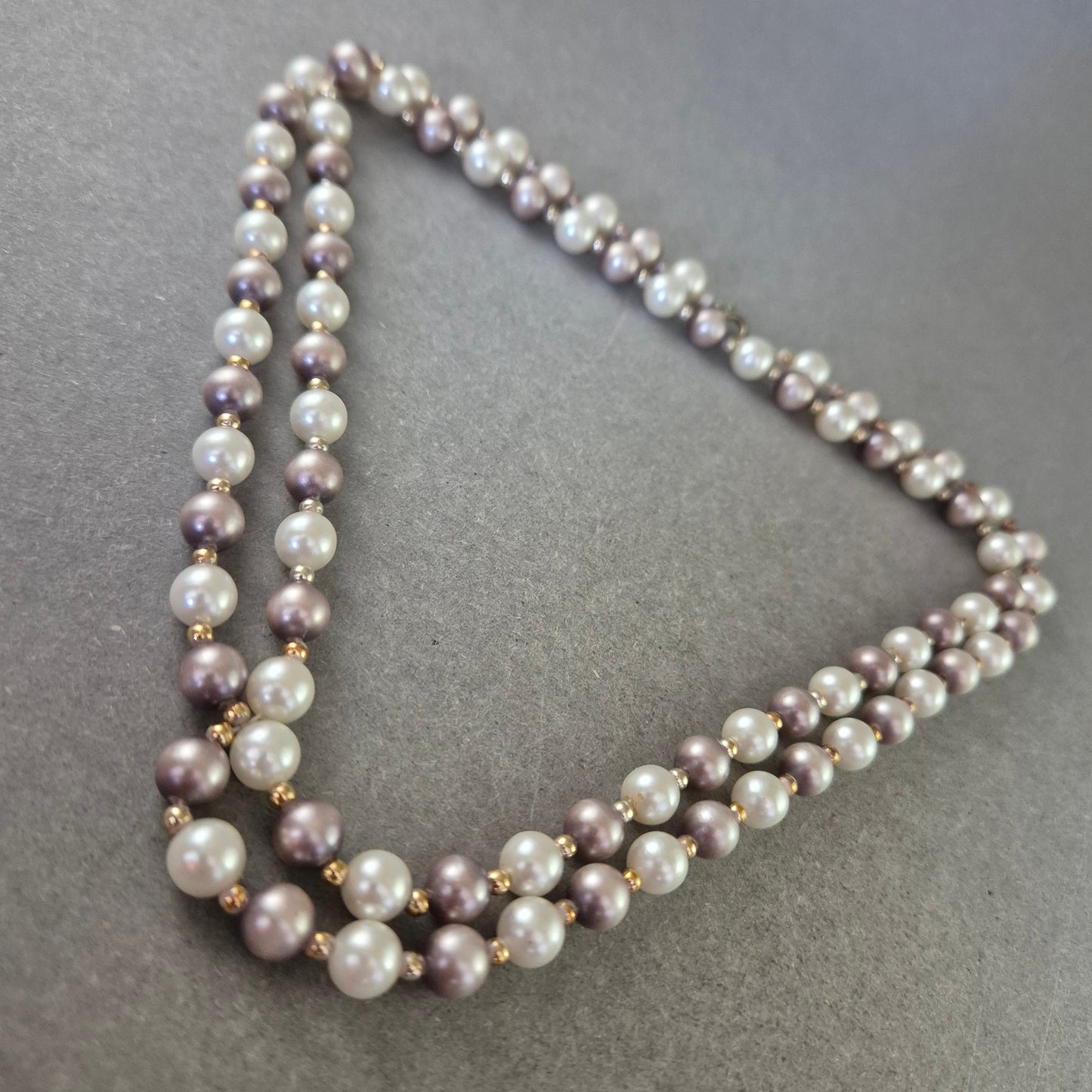 Zweifarbige Perlen Halskette – Klassisch mit modernem Twist