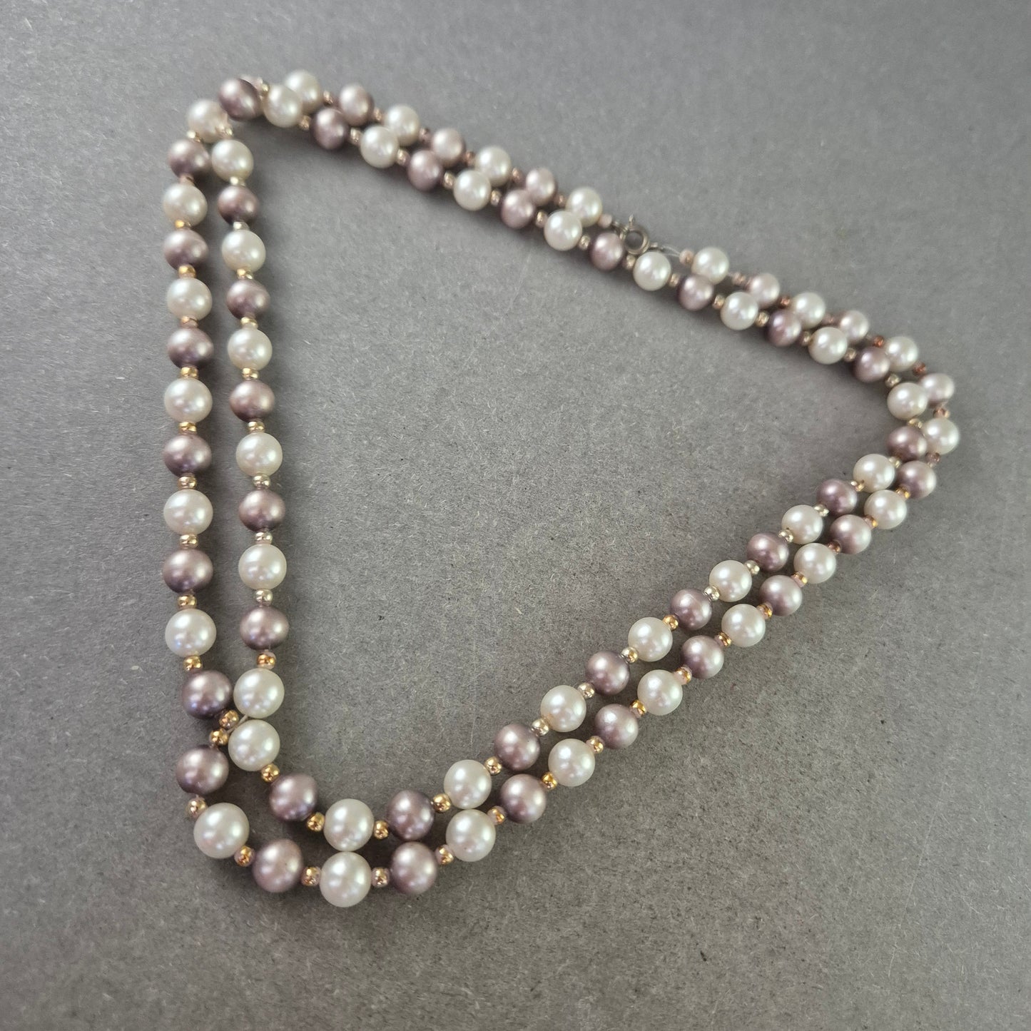 Zweifarbige Perlen Halskette – Klassisch mit modernem Twist