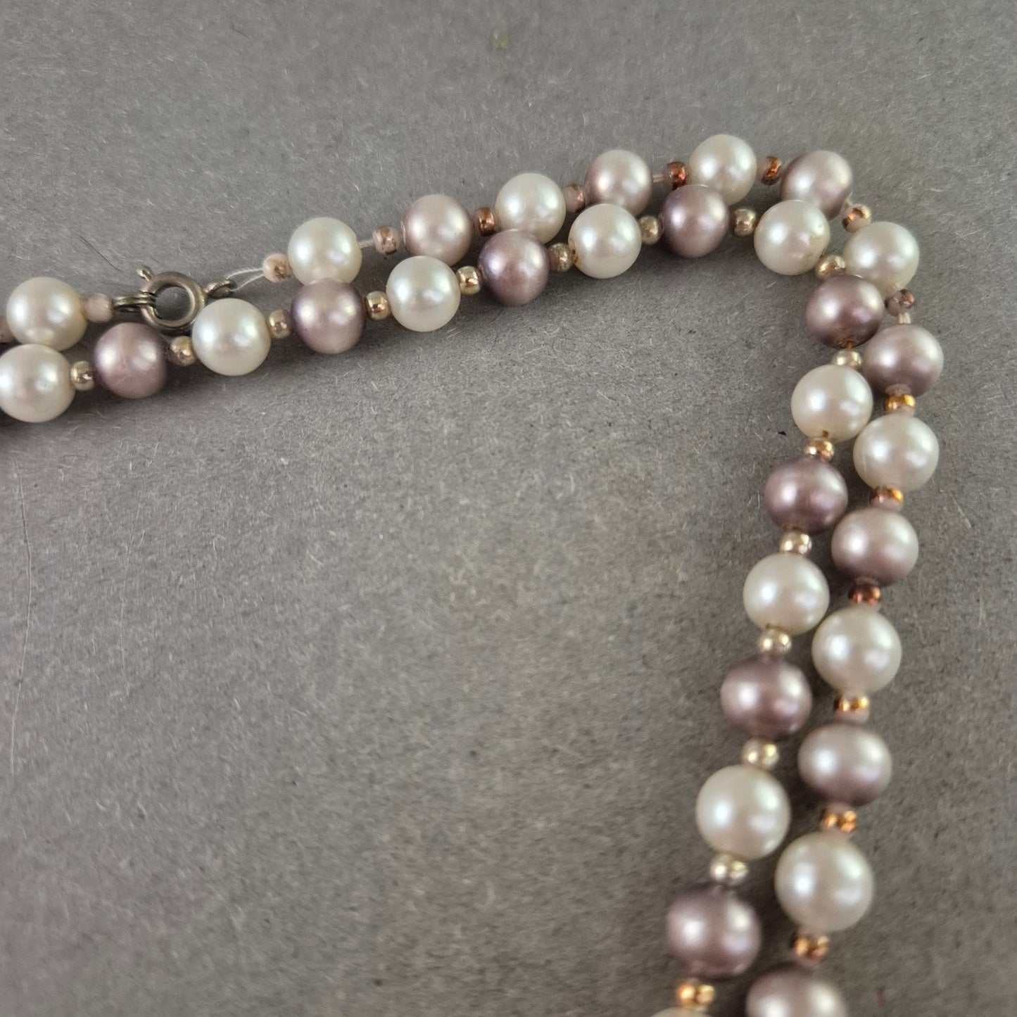 Zweifarbige Perlen Halskette – Klassisch mit modernem Twist