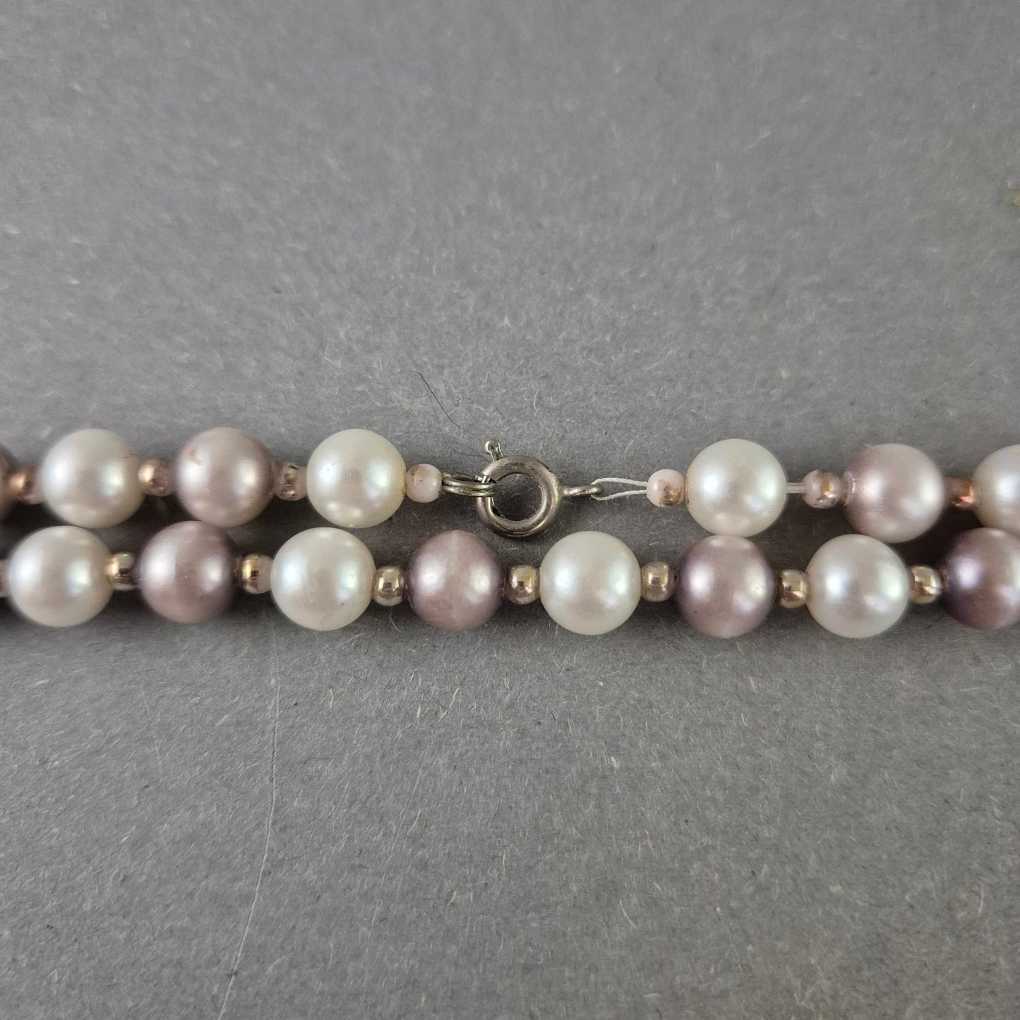 Zweifarbige Perlen Halskette – Klassisch mit modernem Twist