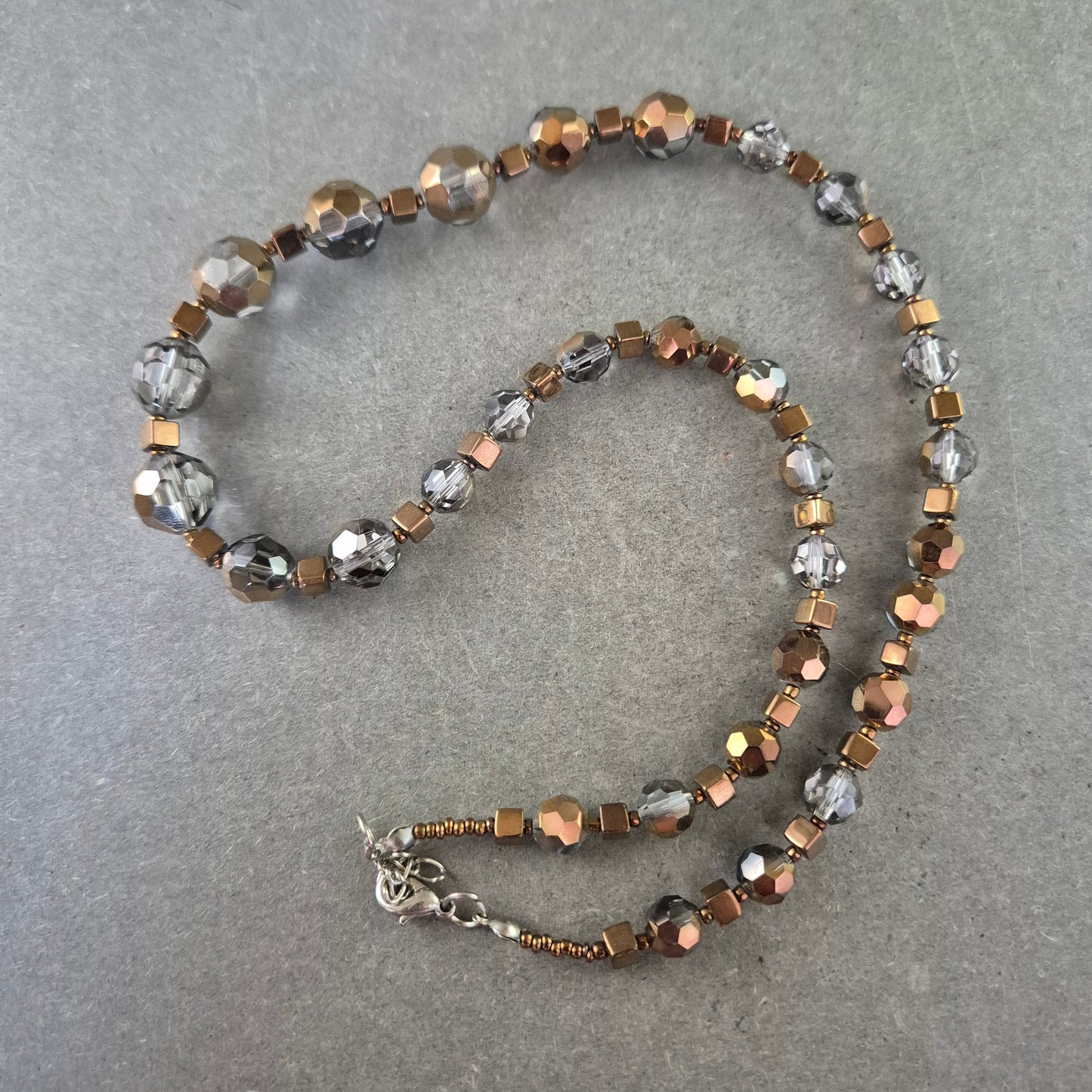 Glasperlen Halskette in Bronze & Silber – Funkelnder Retro-Charme