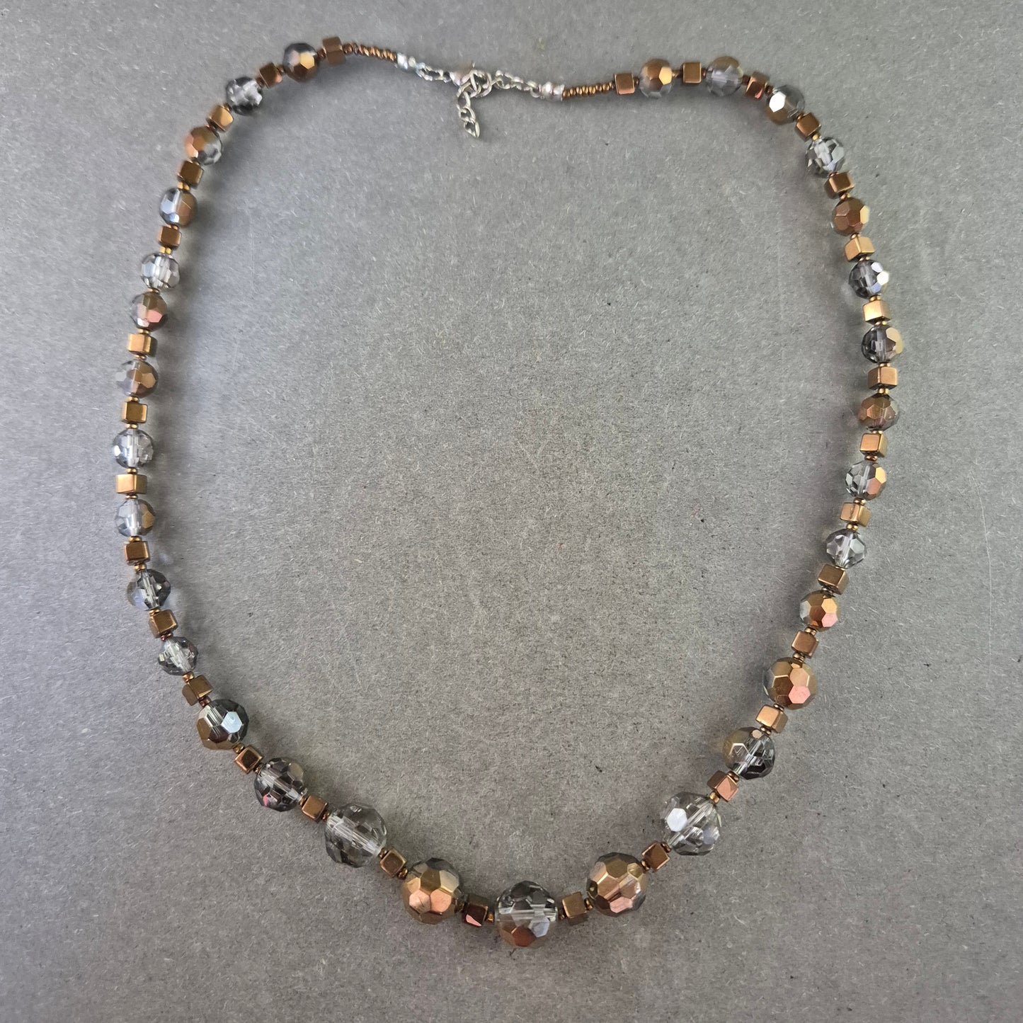 Glasperlen Halskette in Bronze & Silber – Funkelnder Retro-Charme