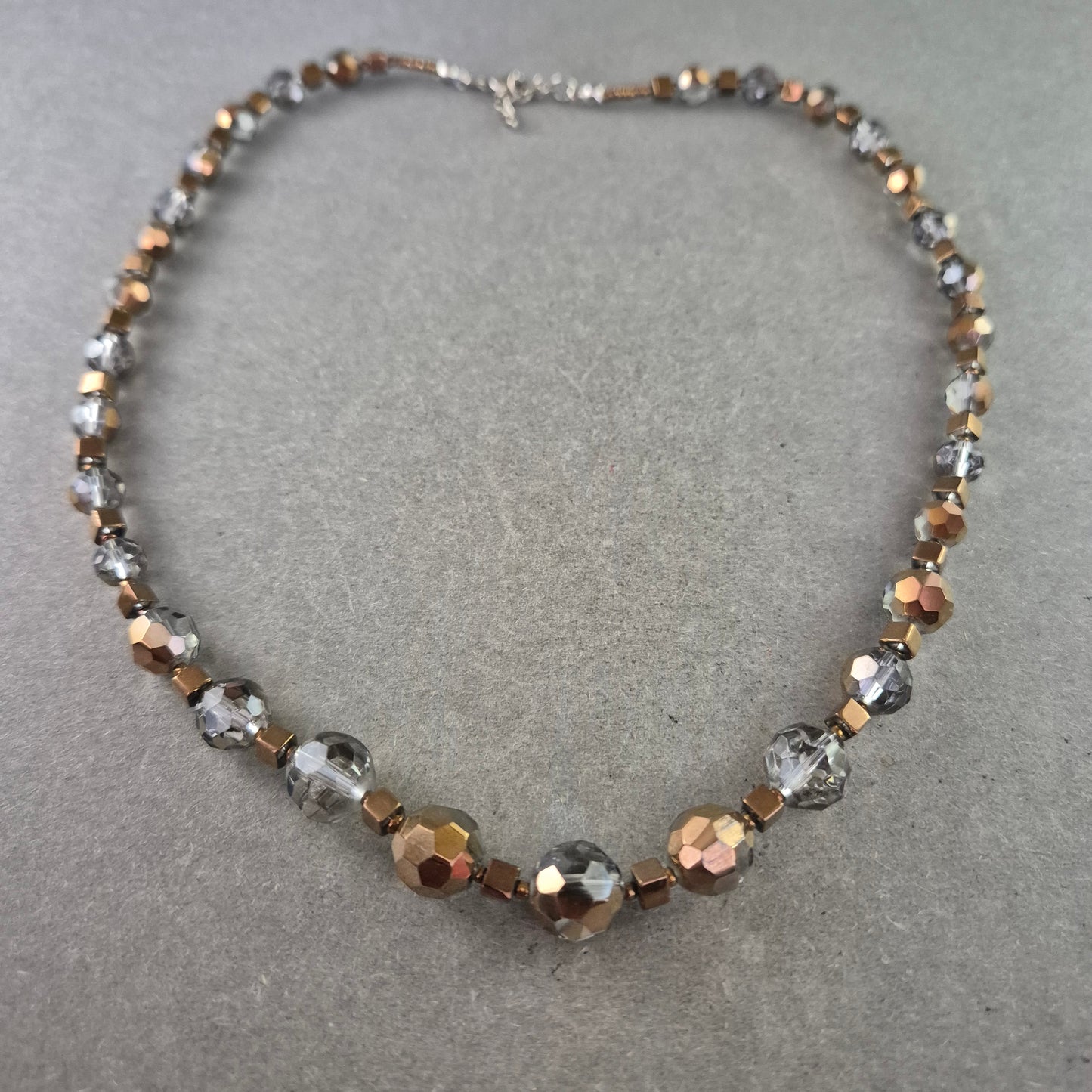 Glasperlen Halskette in Bronze & Silber – Funkelnder Retro-Charme