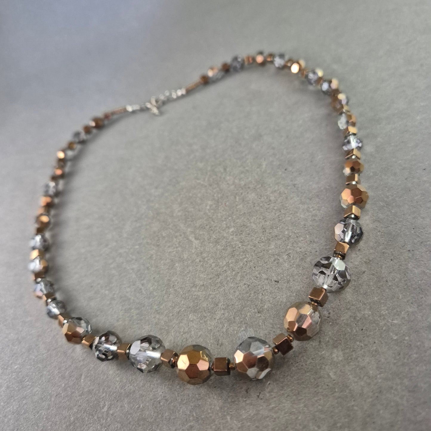 Glasperlen Halskette in Bronze & Silber – Funkelnder Retro-Charme