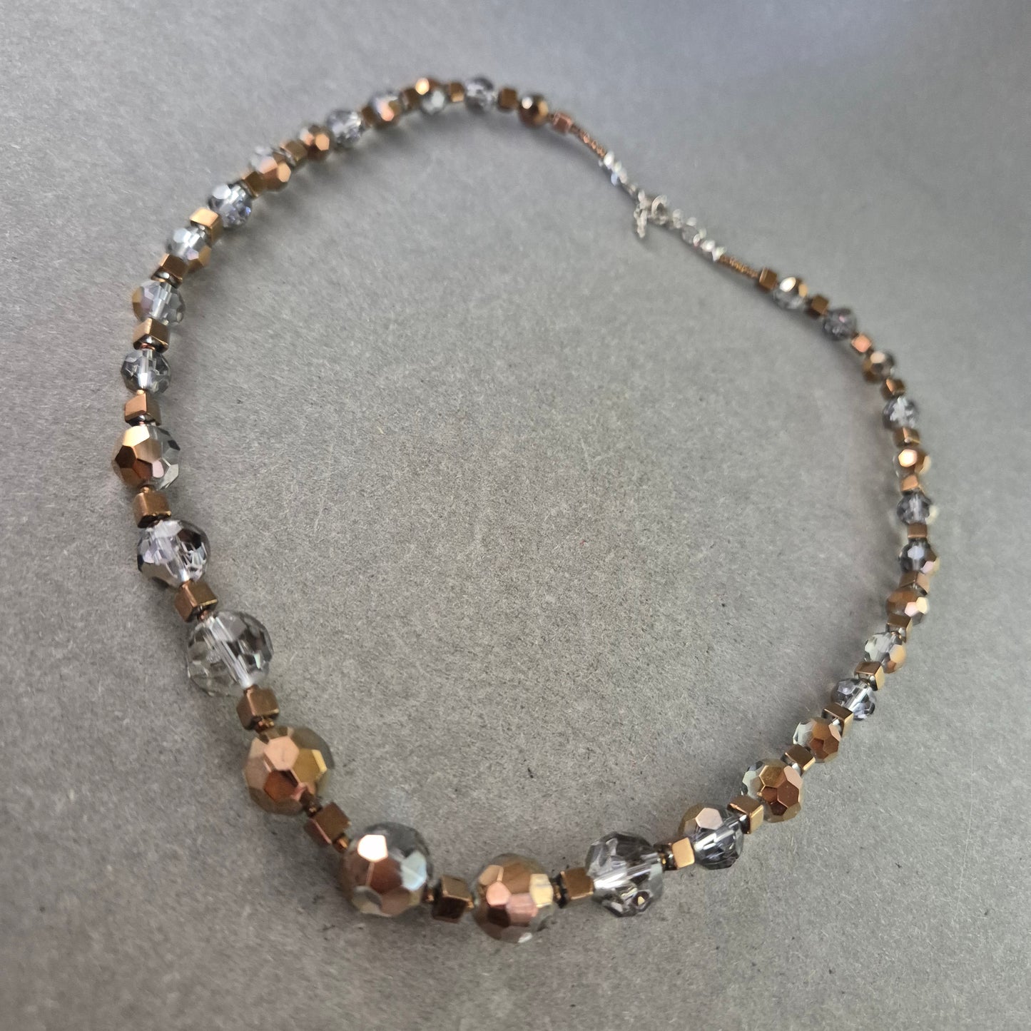 Glasperlen Halskette in Bronze & Silber – Funkelnder Retro-Charme