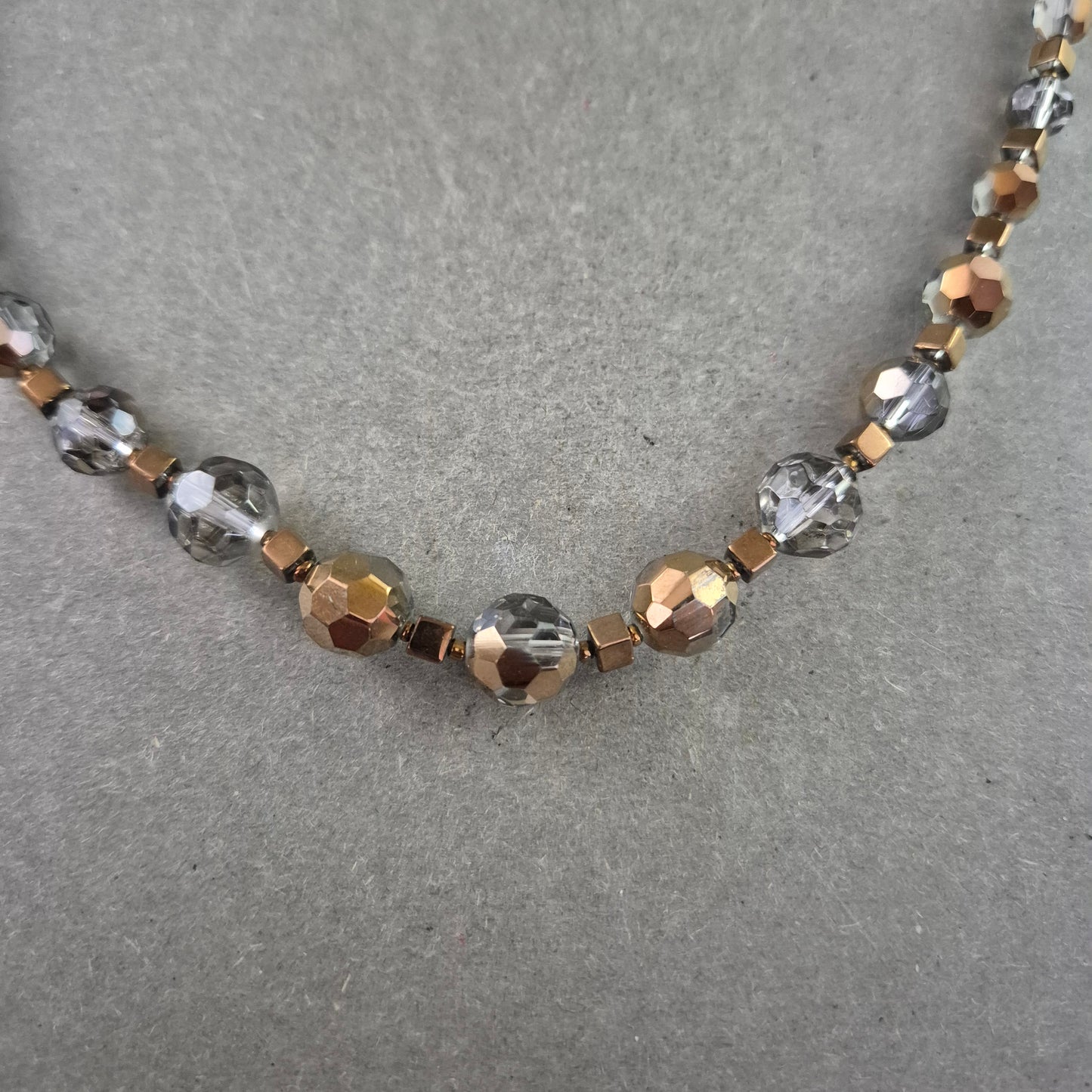 Glasperlen Halskette in Bronze & Silber – Funkelnder Retro-Charme