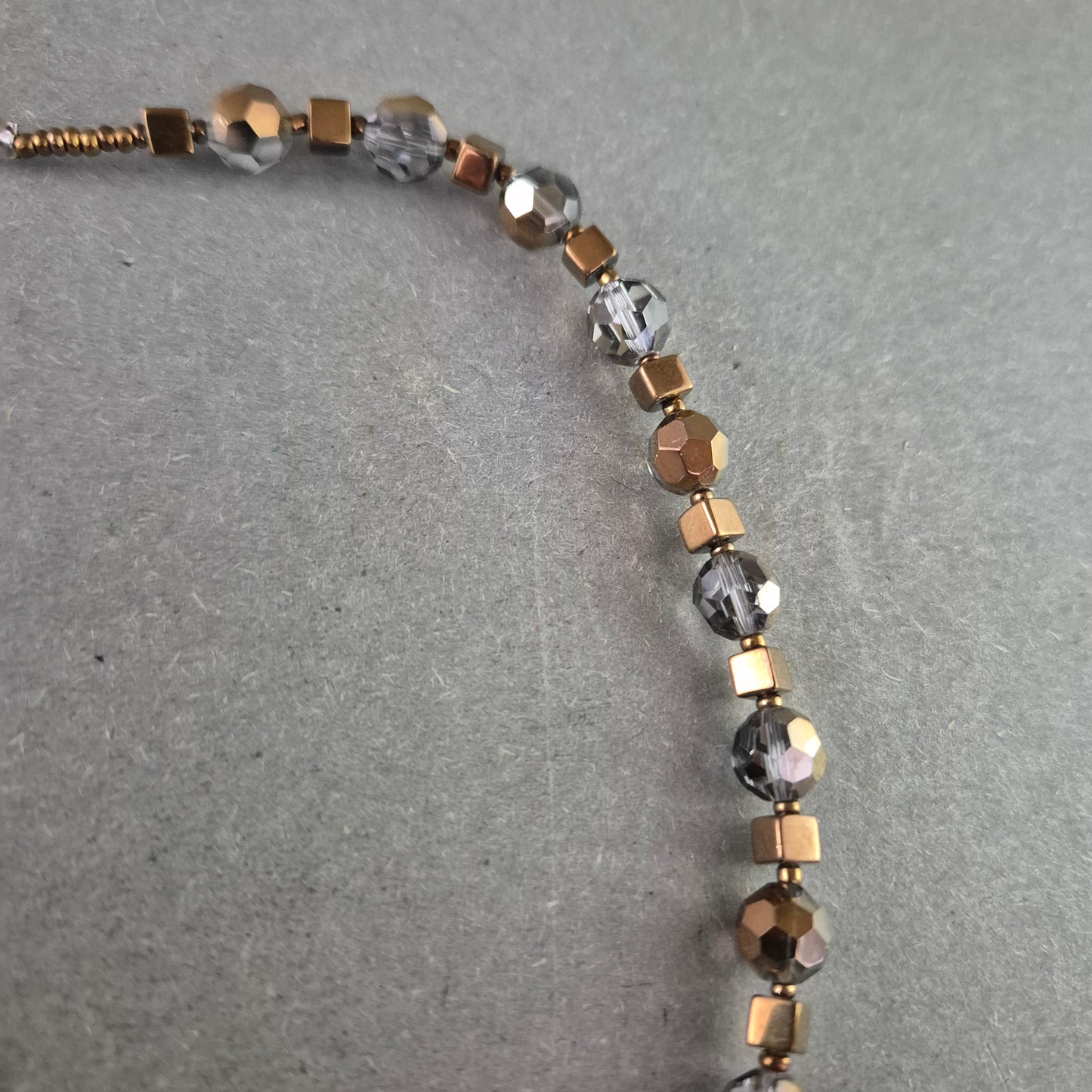 Glasperlen Halskette in Bronze & Silber – Funkelnder Retro-Charme