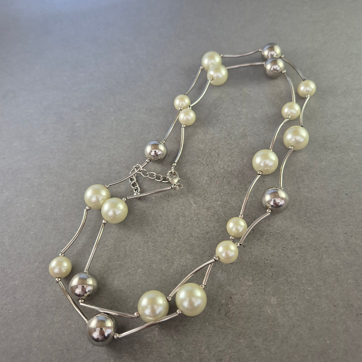 Moderne Perlen Halskette mit Silberkugeln – Stilvoll und zeitgemäß