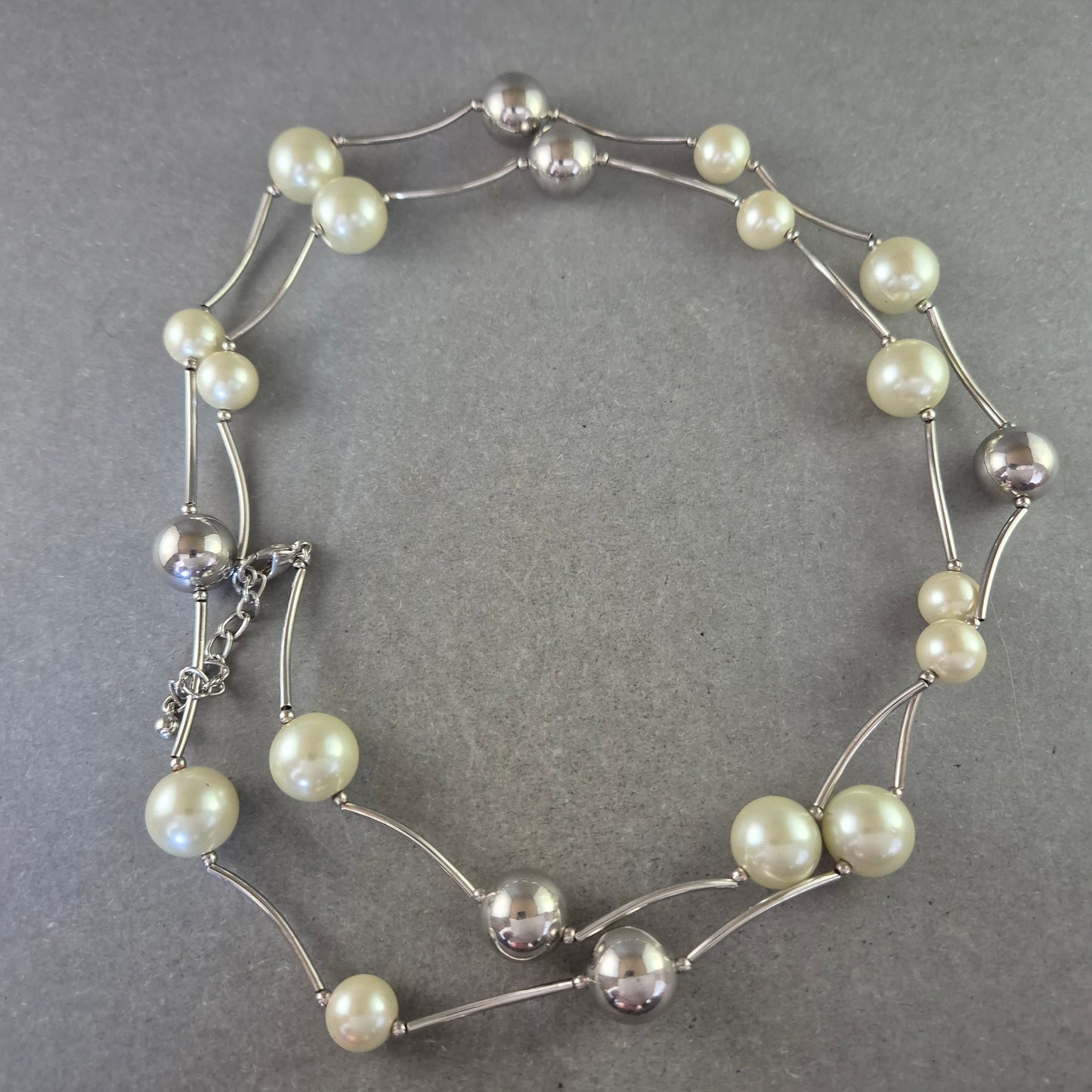 Moderne Perlen Halskette mit Silberkugeln – Stilvoll und zeitgemäß